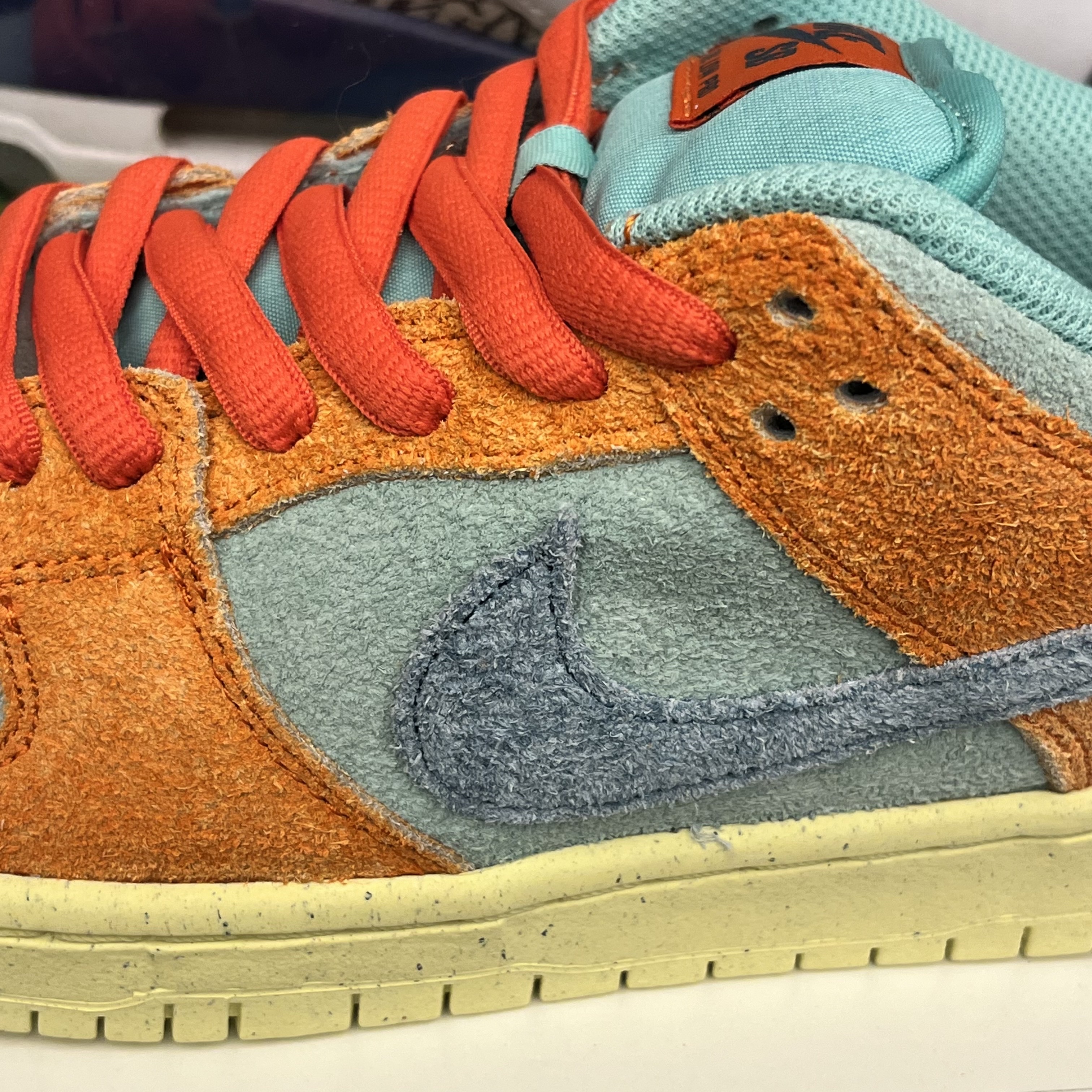 Nike SB Dunk Low Pro Premium Orange and Emerald Rise 착용 스타일 - 2