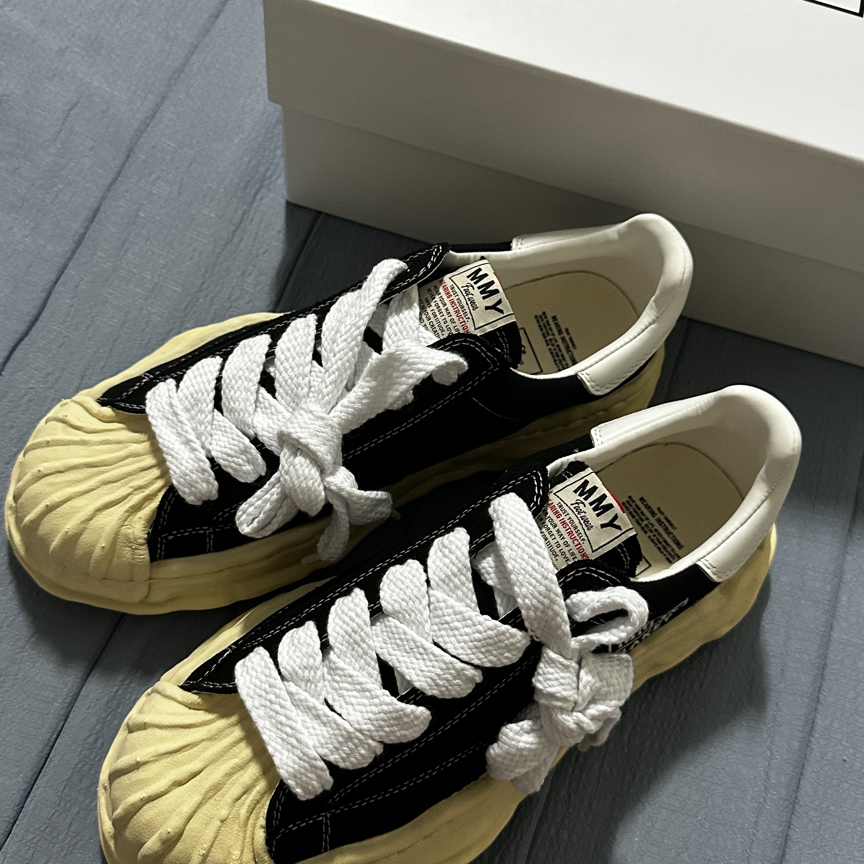 Maison Mihara Yasuhiro Blakey VL OG Sole Canvas Low-top Sneakers Black 착용 스타일