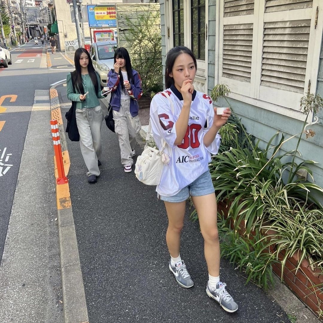 Summer Sonic x Hello Kitty T-Shirt Pink, Summer Sonic x Hello Kitty T-Shirt Black 착용 스타일 - 4