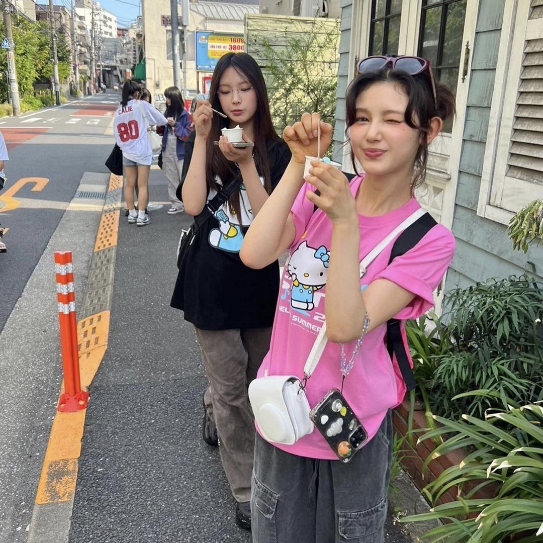 Summer Sonic x Hello Kitty T-Shirt Pink, Summer Sonic x Hello Kitty T-Shirt Black 착용 스타일 - 3