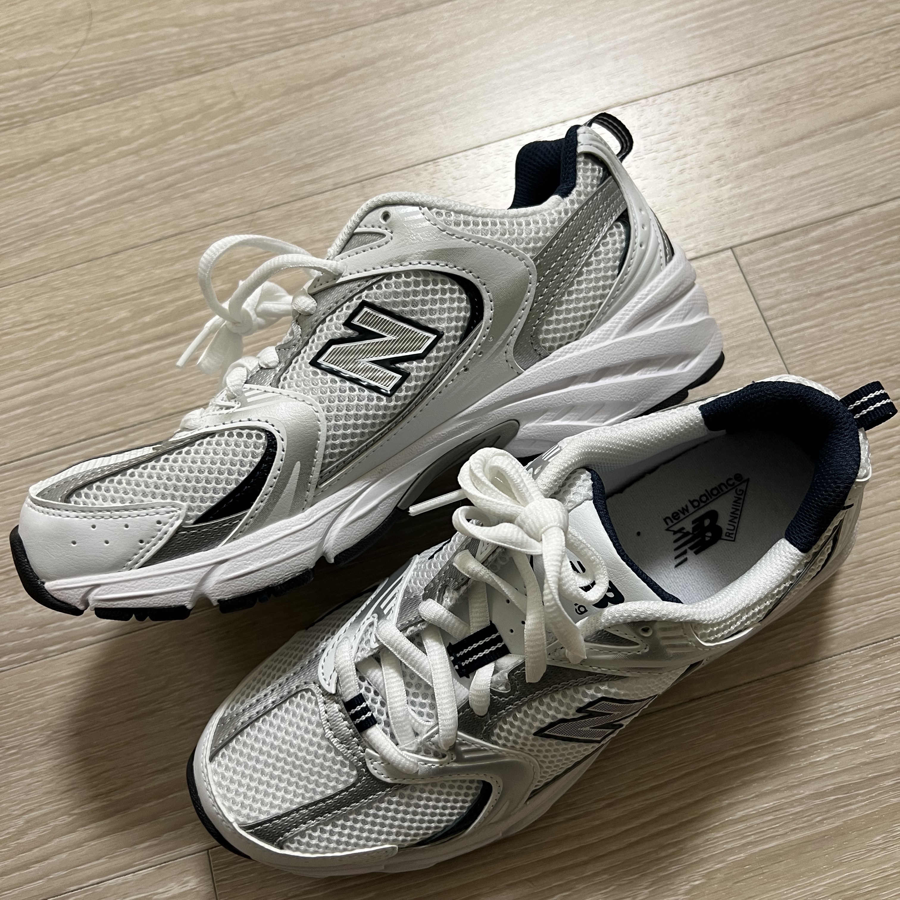 New Balance 530 White 착용 스타일