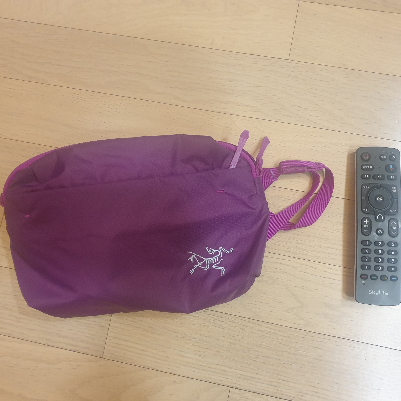 Arc'teryx Heliad 6 Crossbody Bag Groovie 착용 스타일