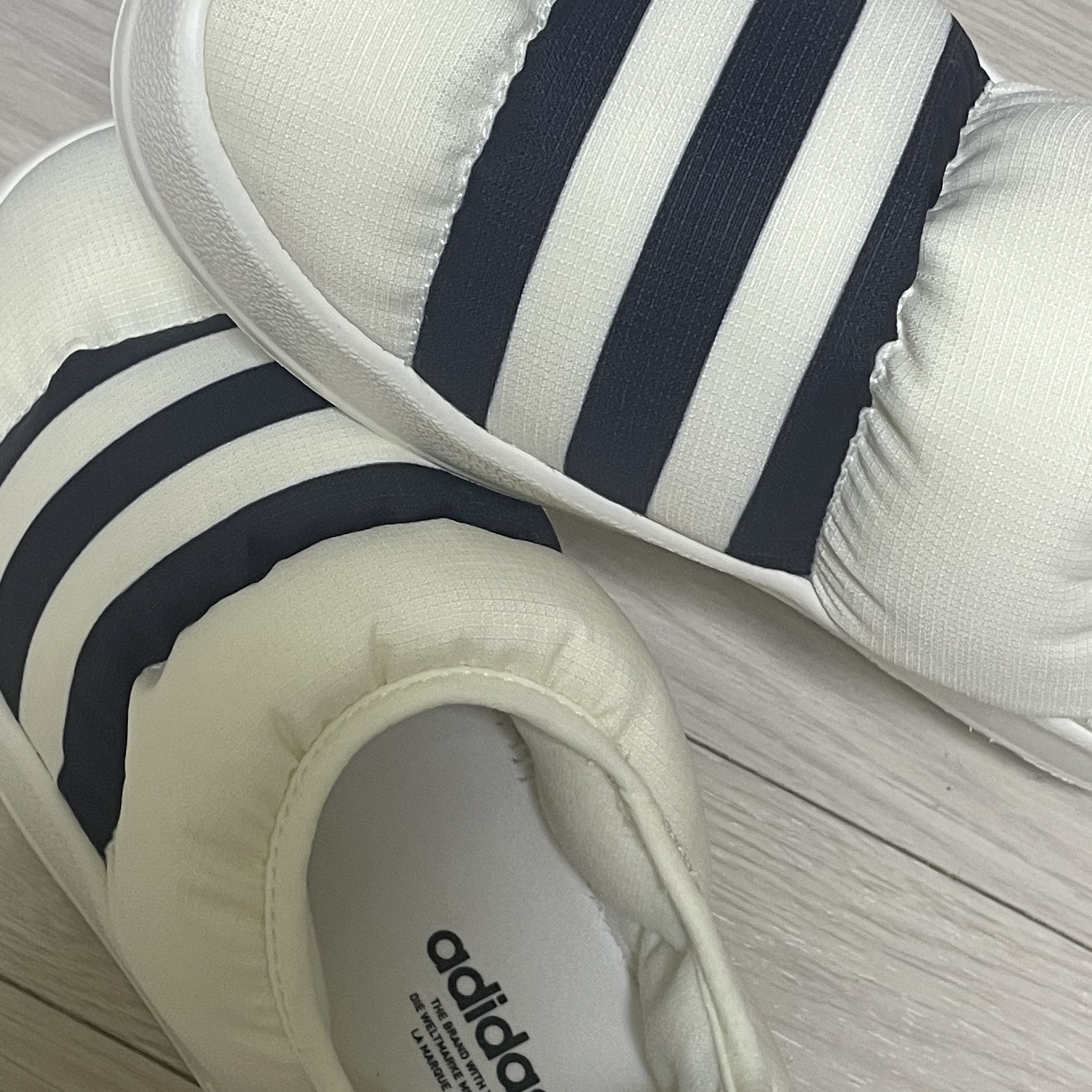 Adidas Puffylette Off White 착용 스타일