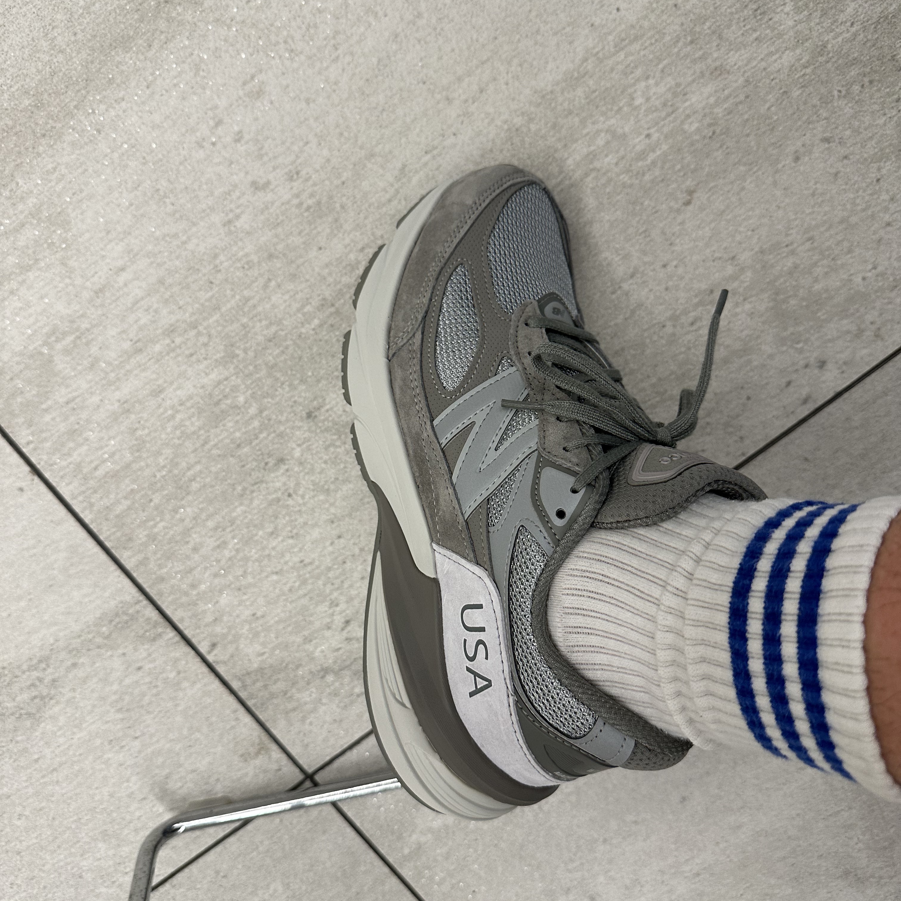 New Balance x WTAPS 990v6 Made in USA Moon Mist Mirage Gray 착용 스타일 - 2
