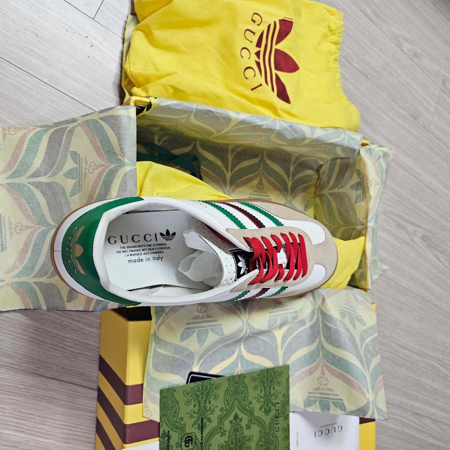 Gucci x Adidas Gazelle Sneakers White Leather Oatmeal Suede 착용 스타일