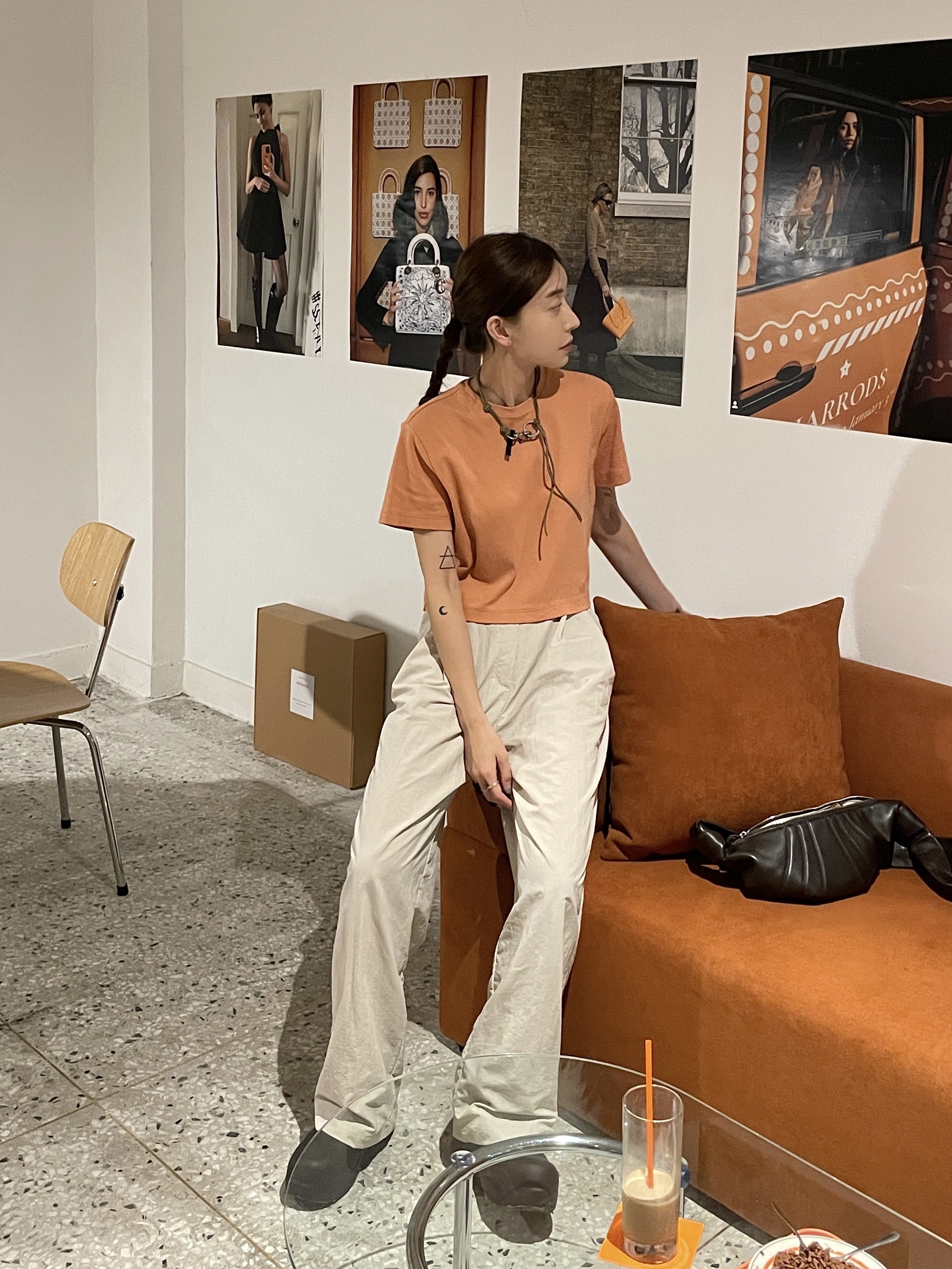 Jacquemus Le Bob Artichaut Bucket Hat Black, (W) Bottega Veneta Puddle Ankle Boots Fondant 착용 스타일 - 2