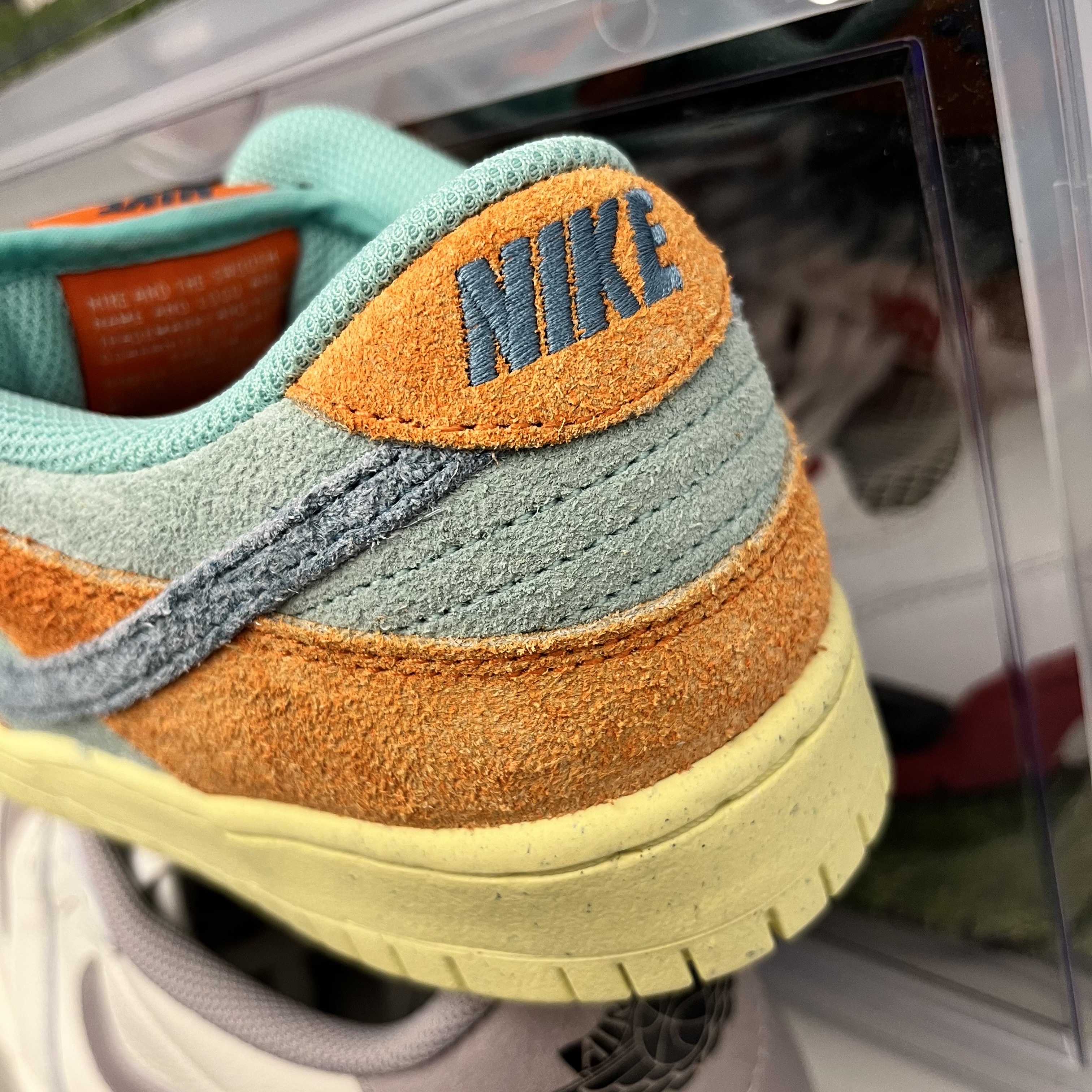 Nike SB Dunk Low Pro Premium Orange and Emerald Rise 착용 스타일 - 1
