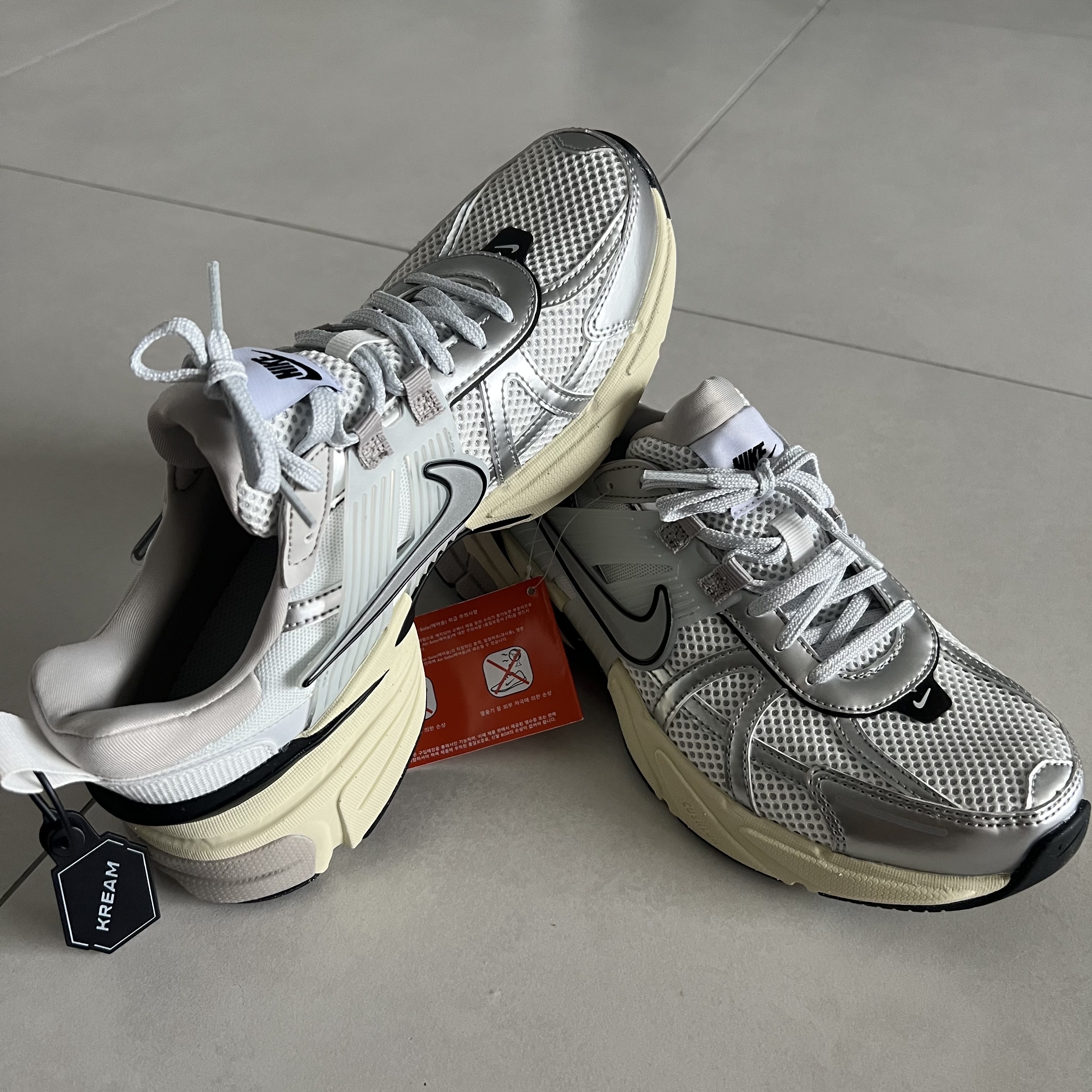 Nike V2K Run Summit White Metallic Silver 착용 스타일