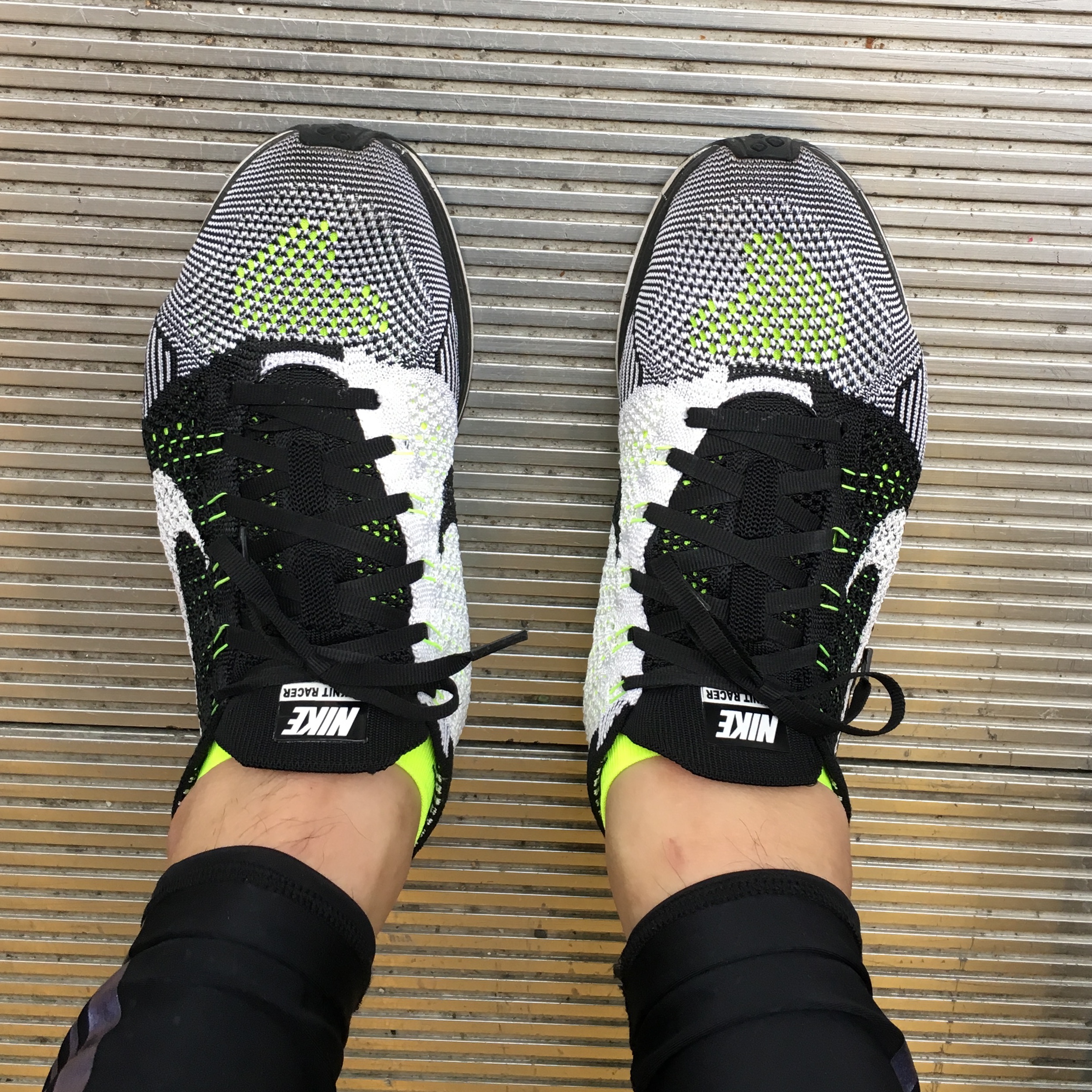 Nike Flyknit Racer Black White Volt 착용 스타일 - 1