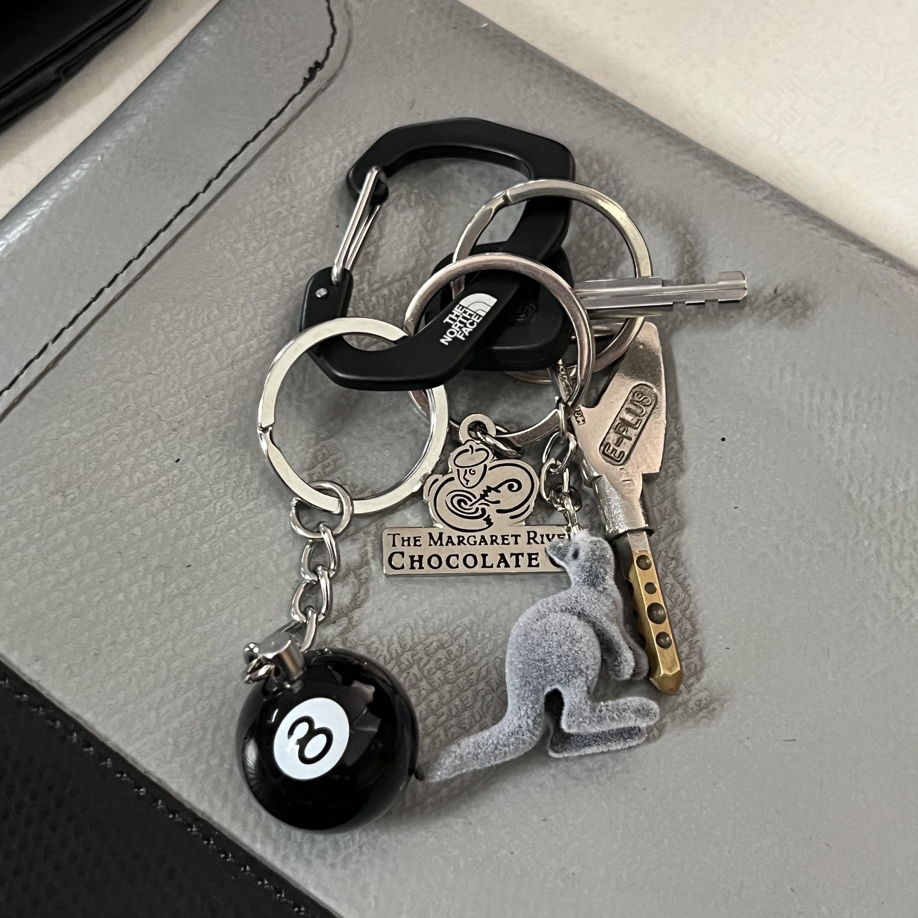 Stussy 8 Ball Keychain Black 착용 스타일 - 2