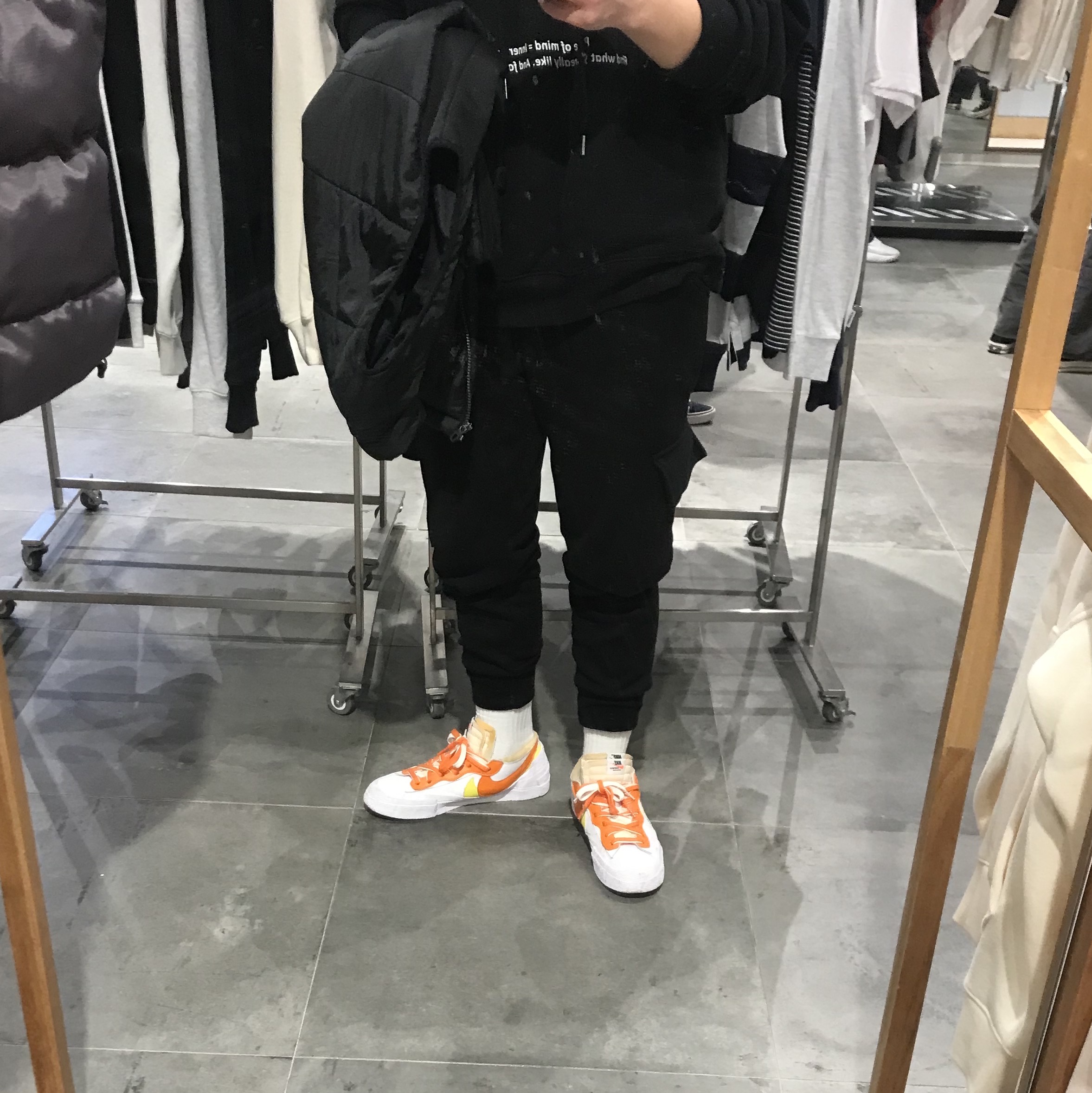 Nike x Sacai Blazer Low Magma Orange 착용 스타일 - 2