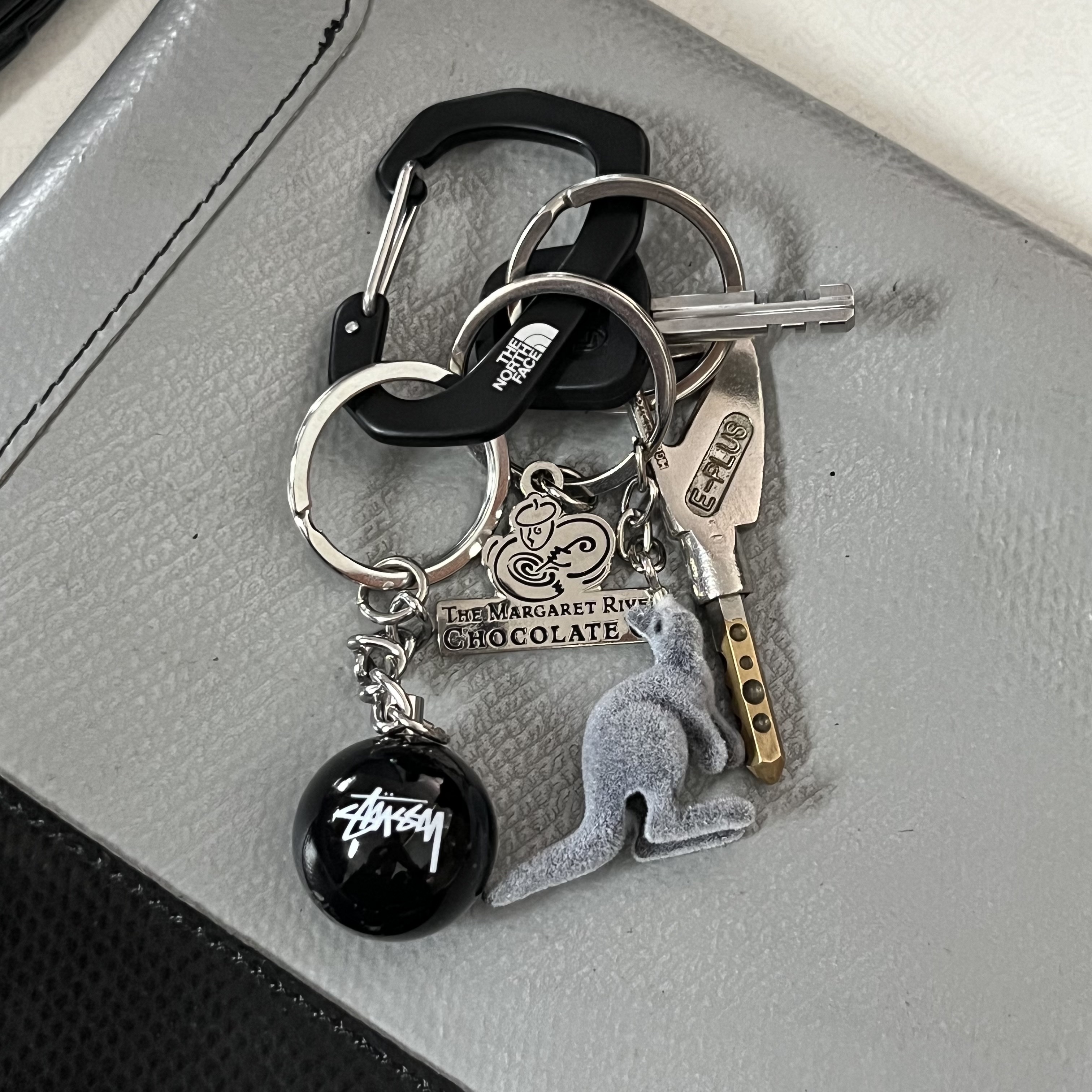 Stussy 8 Ball Keychain Black 착용 스타일 - 1