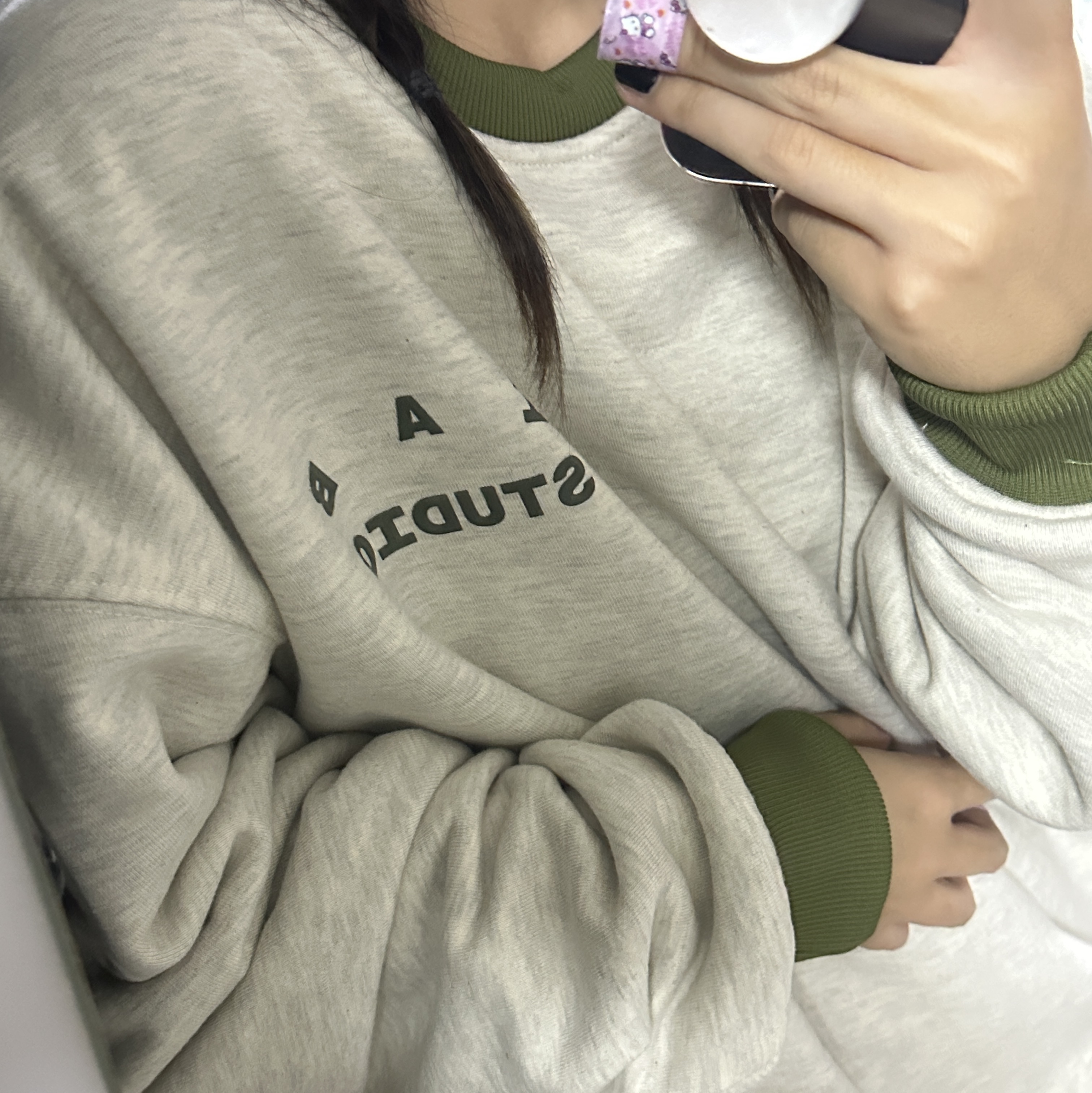IAB Studio x D.P. Reversible Sweatshirt Oatmeal Ranger Green 착용 스타일 - 2