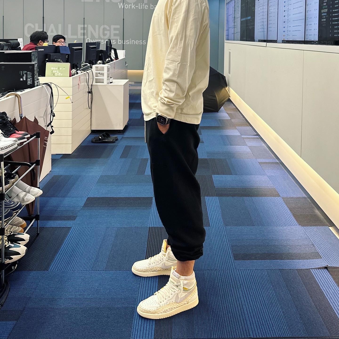 Jordan 1 x Bephies Beauty Supply x Union Retro High OG SP Summer '96, Essentials The Black Collection Sweatpants Black - 23SS 착용 스타일 - 3