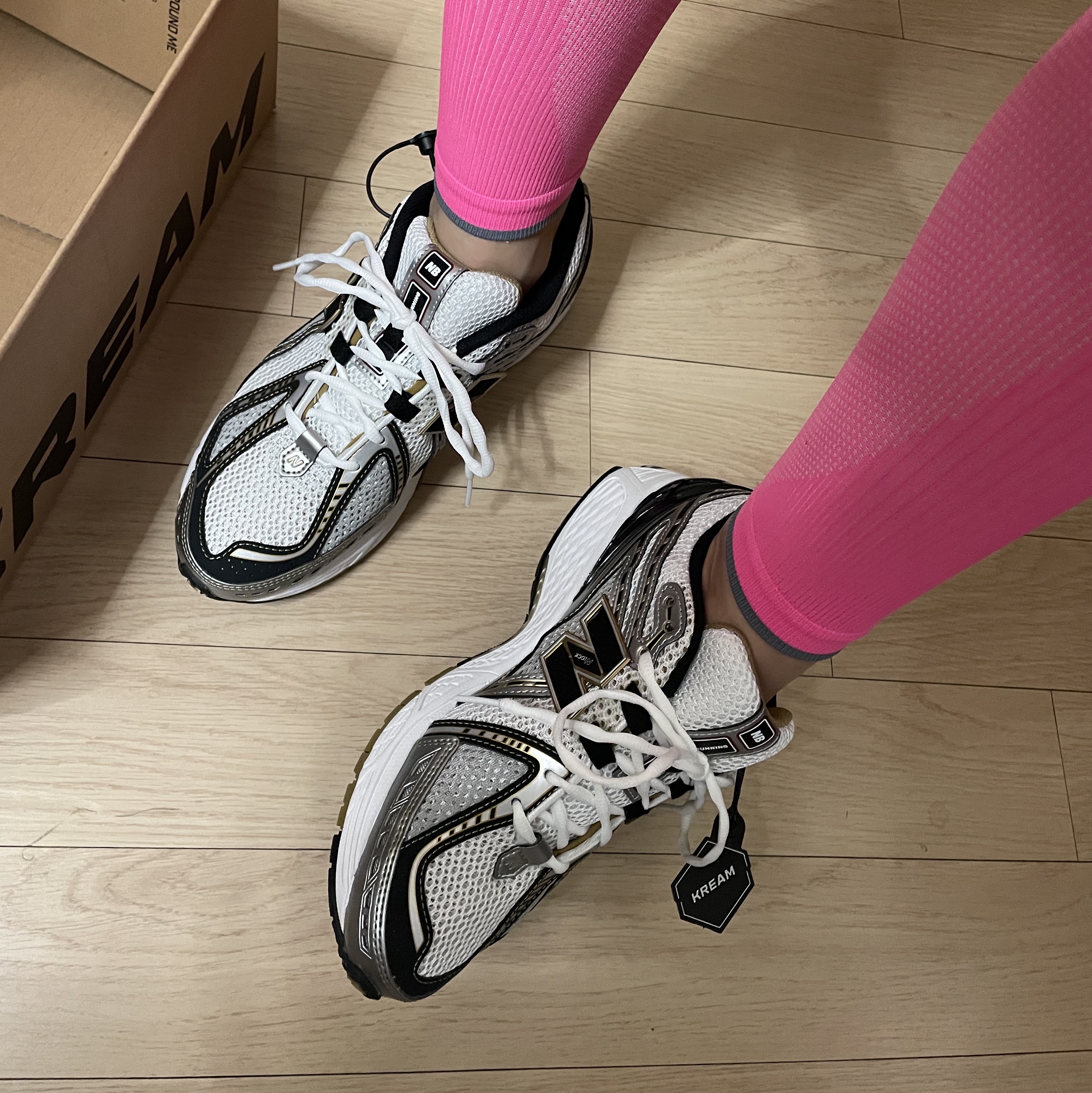 New Balance 1906R White Gold 착용 스타일