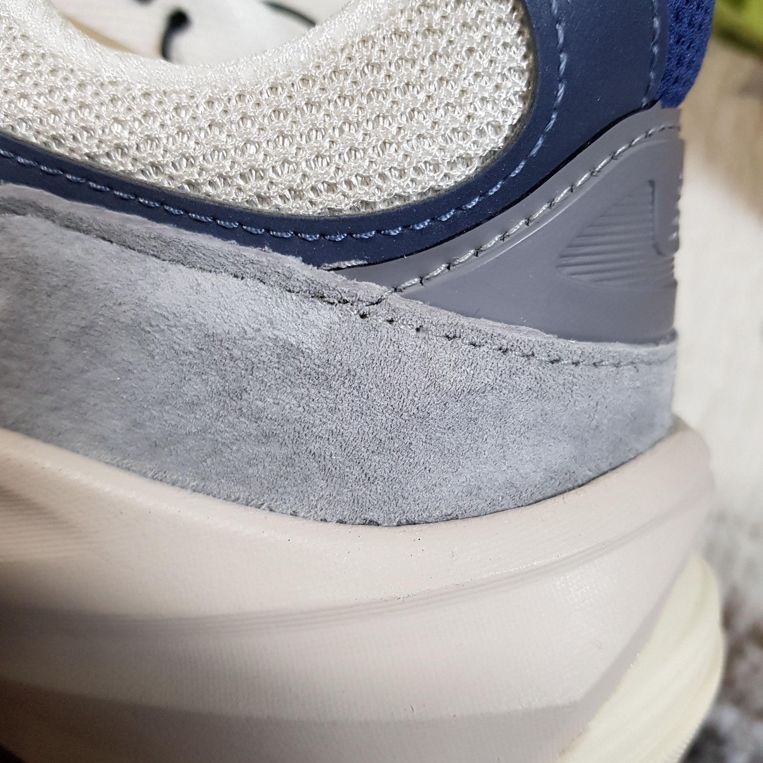 New Balance 990v6 Made in USA Gray Suede 착용 스타일 - 2