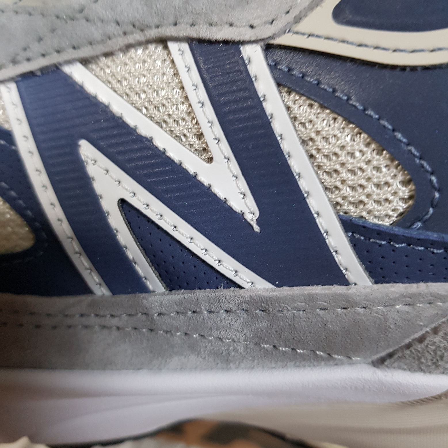 New Balance 990v6 Made in USA Gray Suede 착용 스타일 - 3