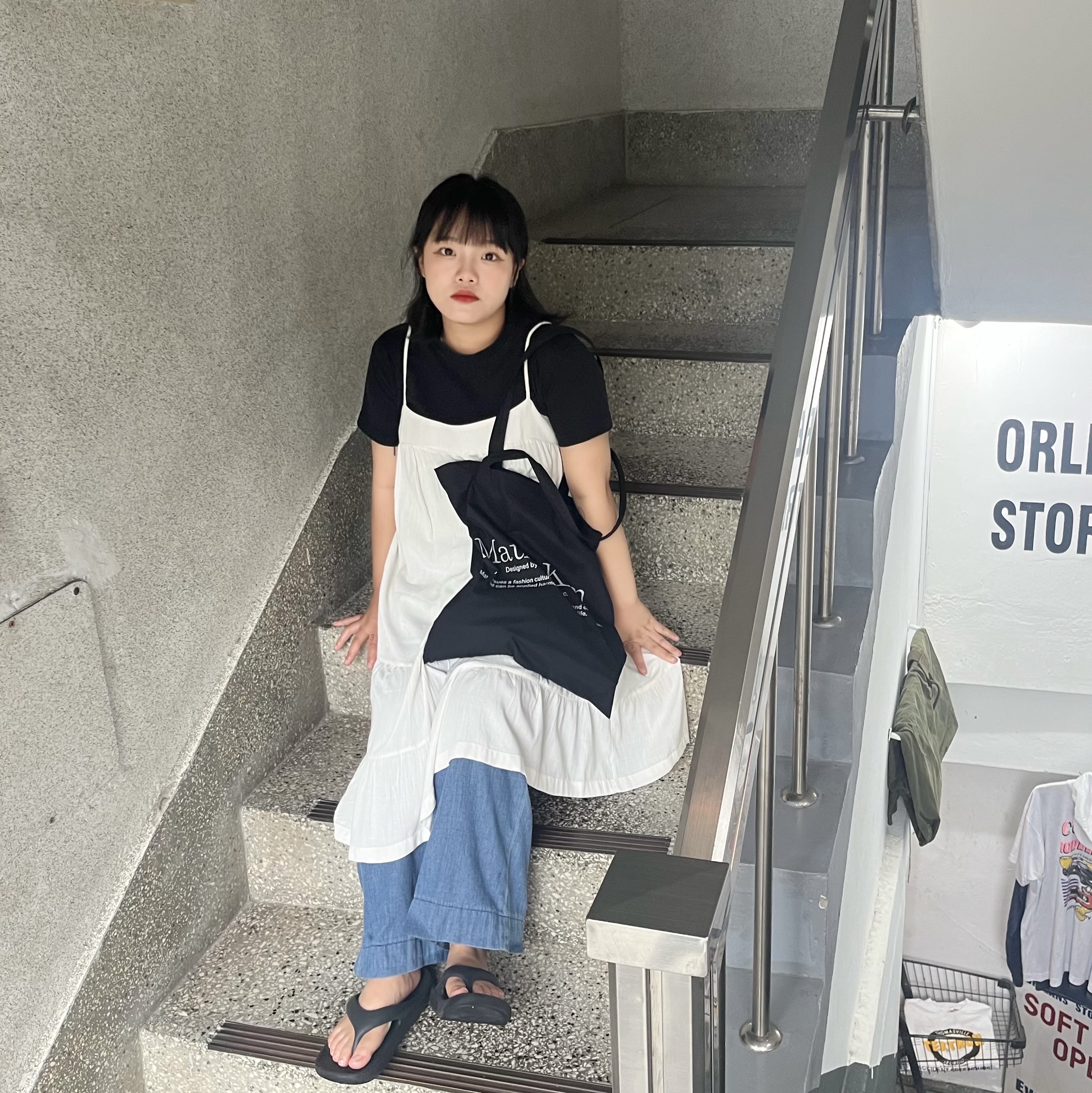 Matin Kim Matin Poppin Ecobag Black 착용 스타일 - 2