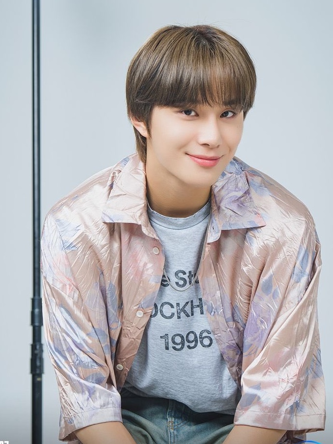 Acne Studios Logo T-Shirt Pale Grey Melange 착용 스타일