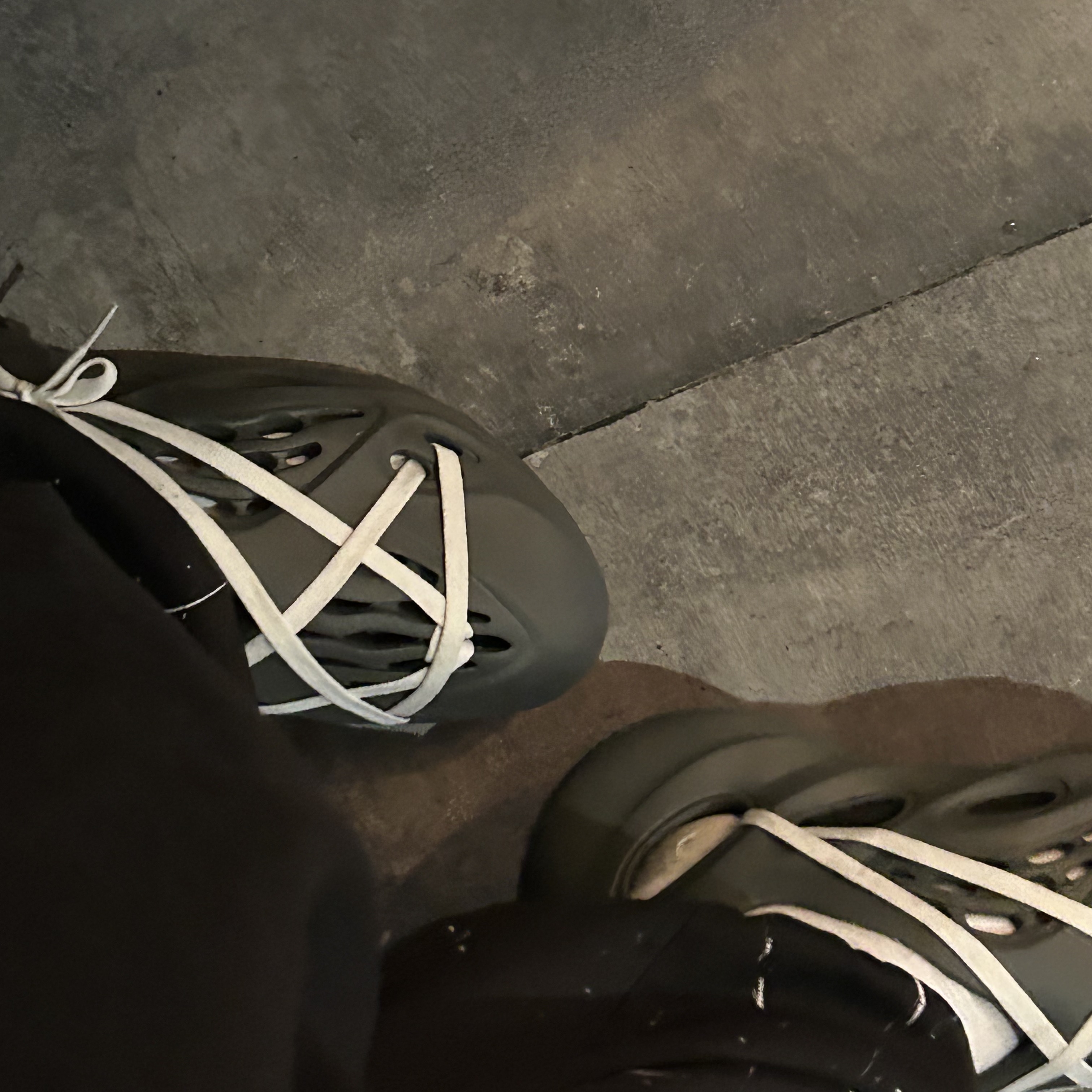 Adidas Yeezy Foam RNNR Carbon 착용 스타일