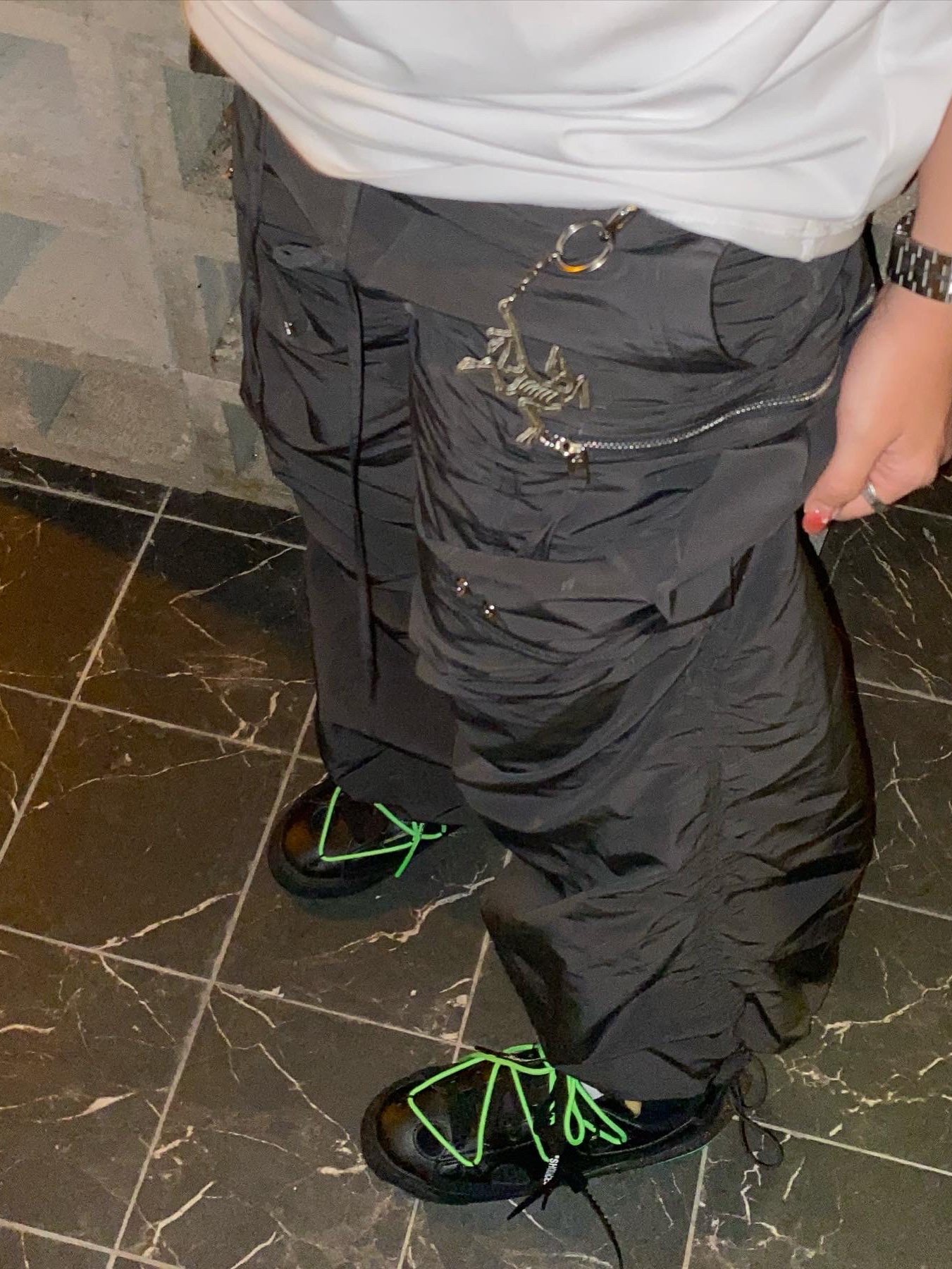 Arc'teryx Keyring Metal, Nike x Off-White Blazer Low '77 Black and Electro Green 착용 스타일