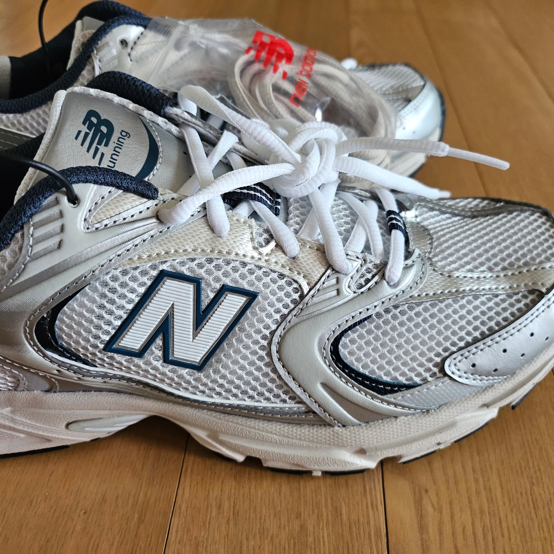 New Balance 530 Steel Grey 착용 스타일 - 3