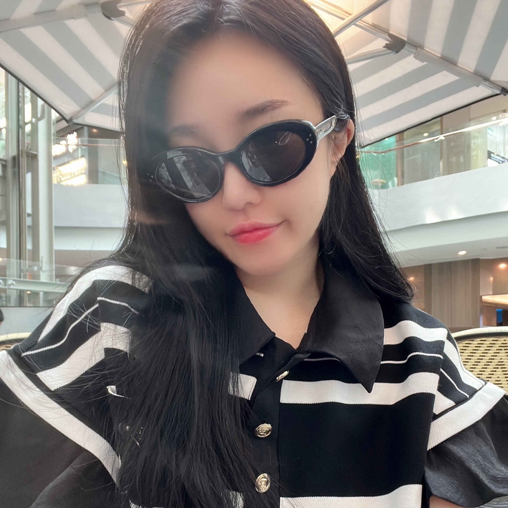 (W) Celine Cat Eye S193 Sunglasses in Acetate Black 착용 스타일 - 1