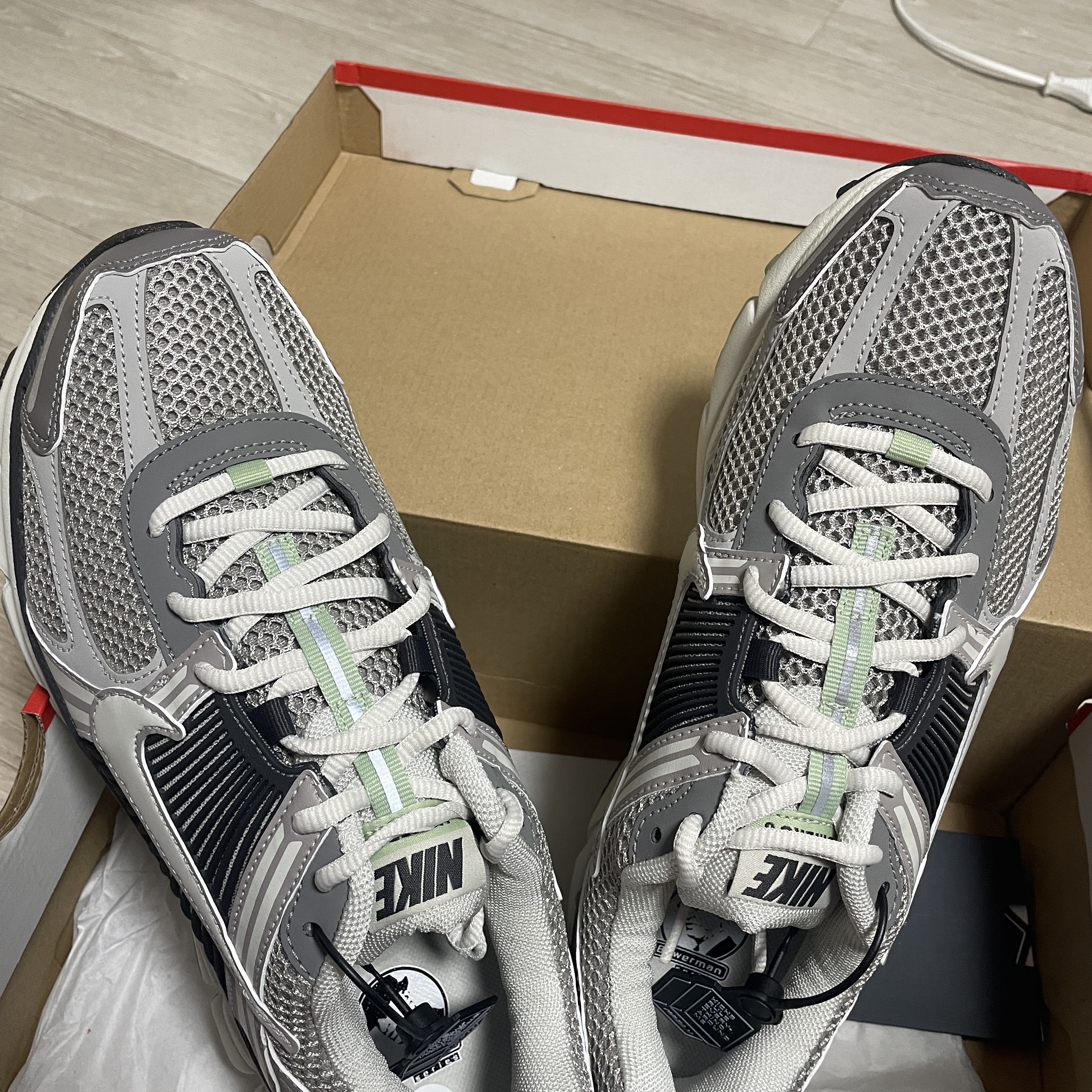 (W) Nike Zoom Vomero 5 Cobblestone and Flat Pewter 착용 스타일 - 2