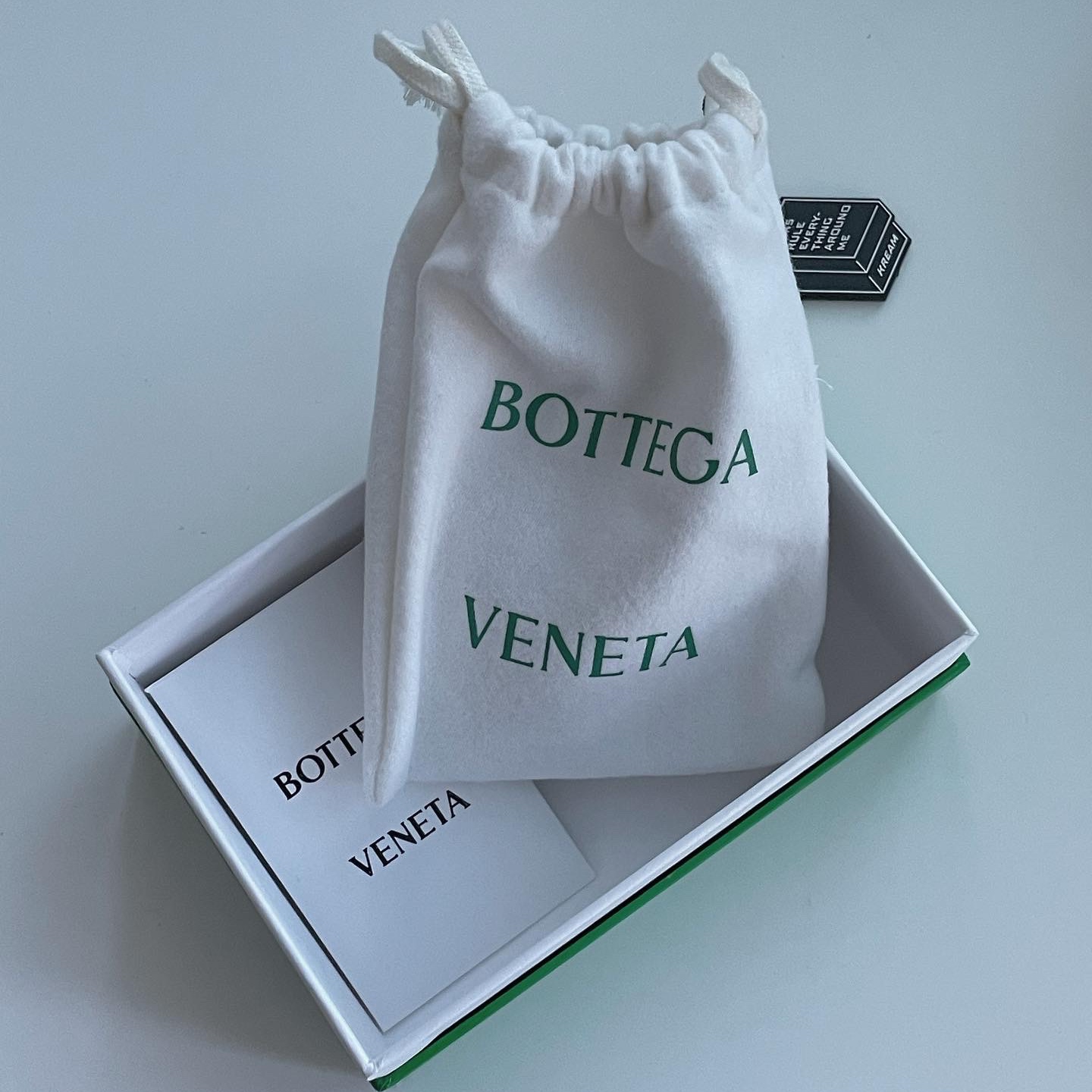 Bottega Veneta Credit Card Case Lambskin & Calfskin Black 착용 스타일 - 2