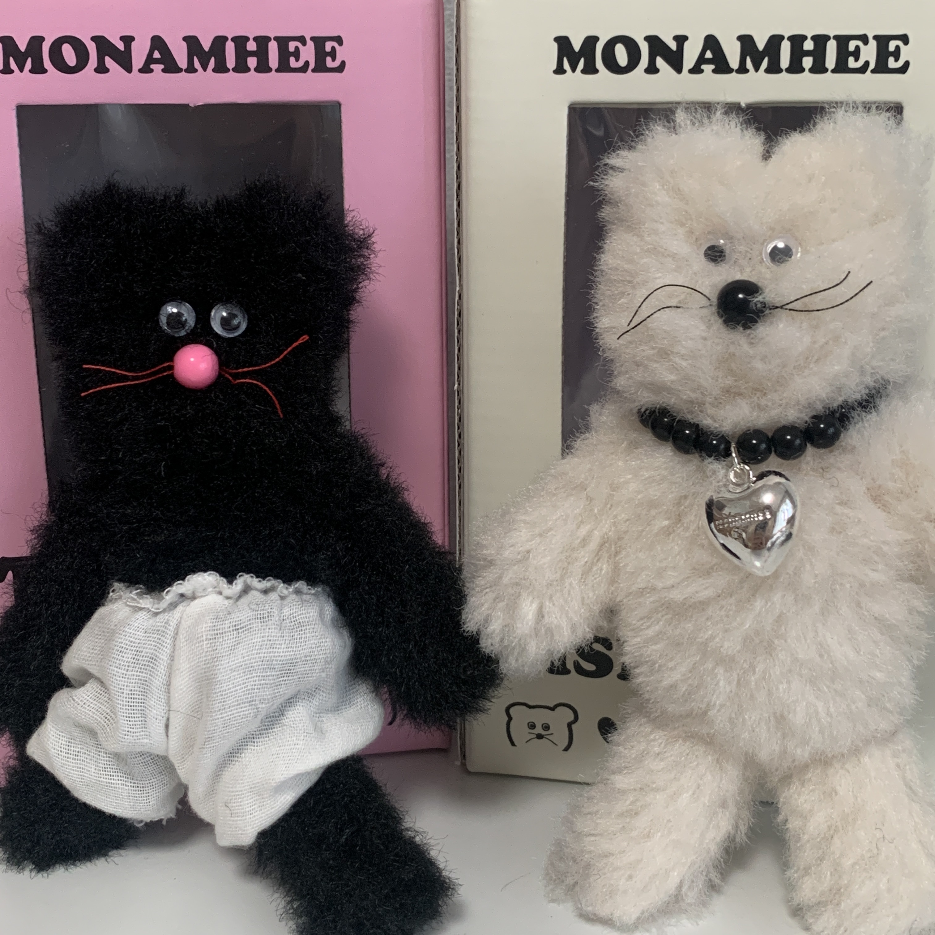 [KREAM 단독] Monamhee Beulpingi Keyring with White Pants Black 착용 스타일 - 4