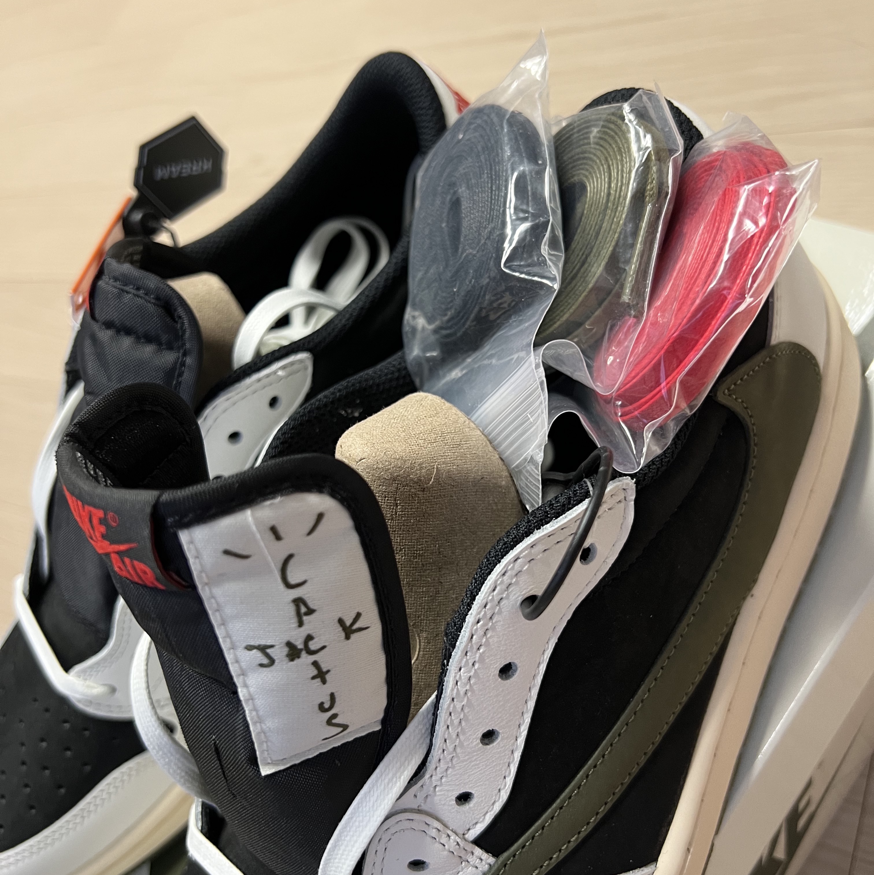 (W) Jordan 1 x Travis Scott Retro Low OG SP Medium Olive 착용 스타일 - 4