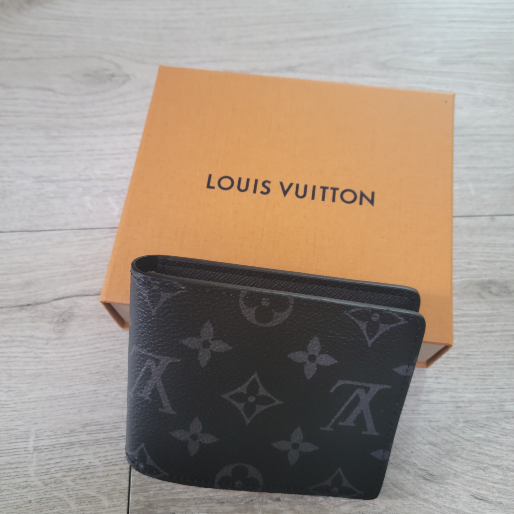 Louis Vuitton Slender Wallet Monogram Eclipse 착용 스타일