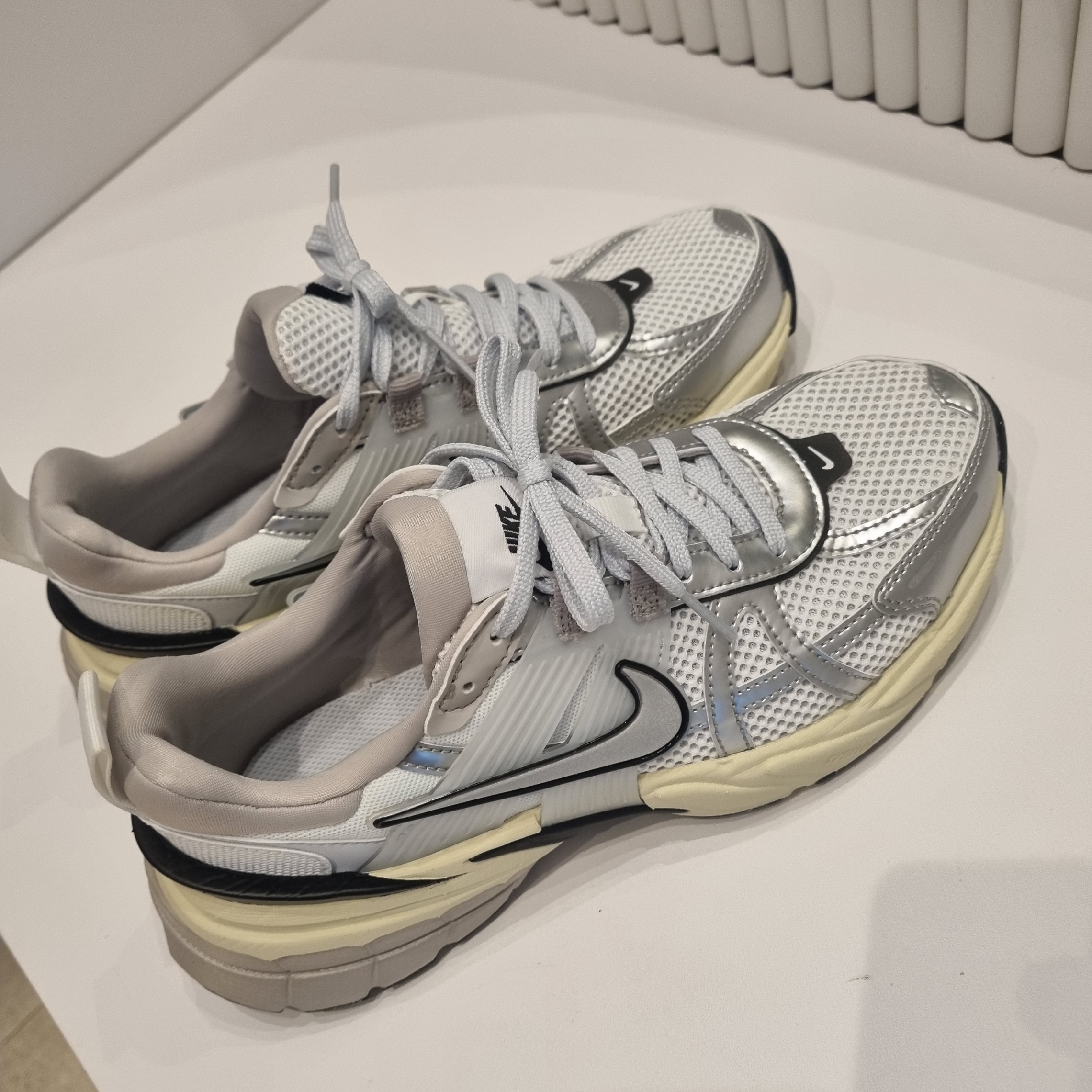 Nike V2K Run Summit White Metallic Silver 착용 스타일 - 2