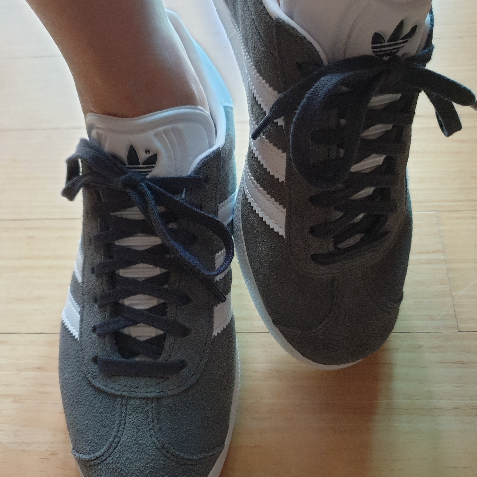 Adidas Gazelle Solid Grey 착용 스타일