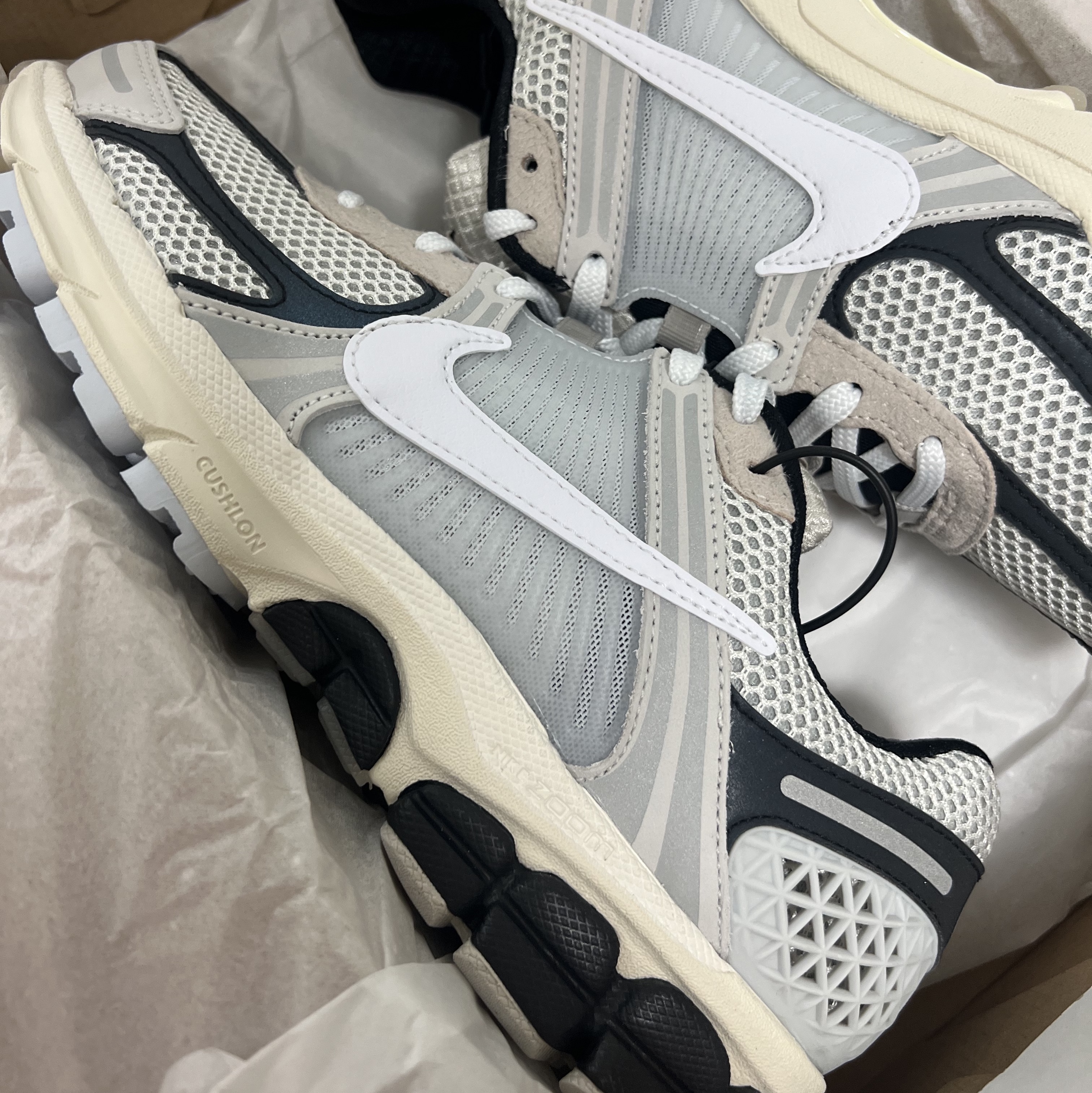 Nike Zoom Vomero 5 Light Bone and Black 착용 스타일