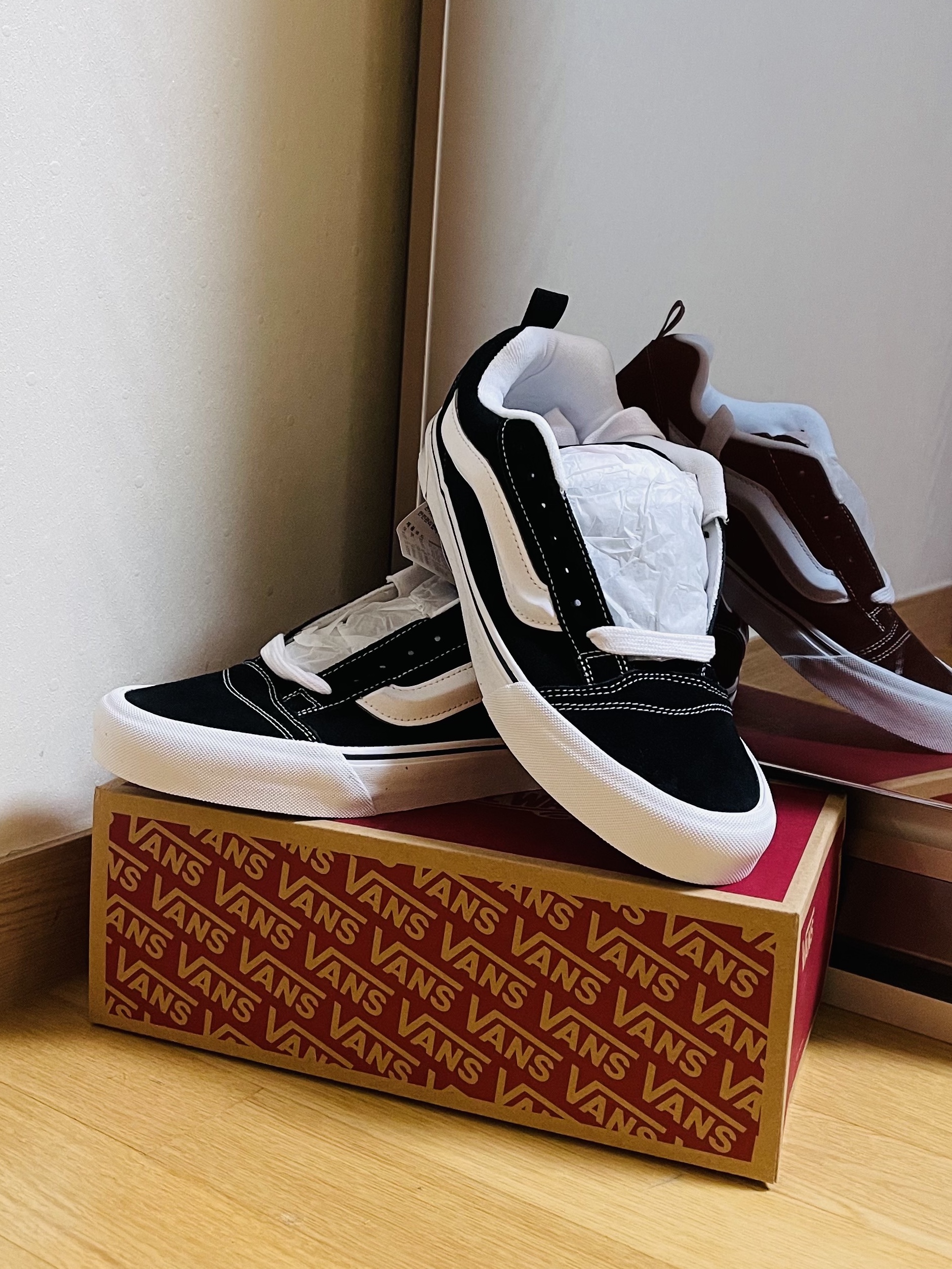 Vans Knu-Skool Black True White 착용 스타일