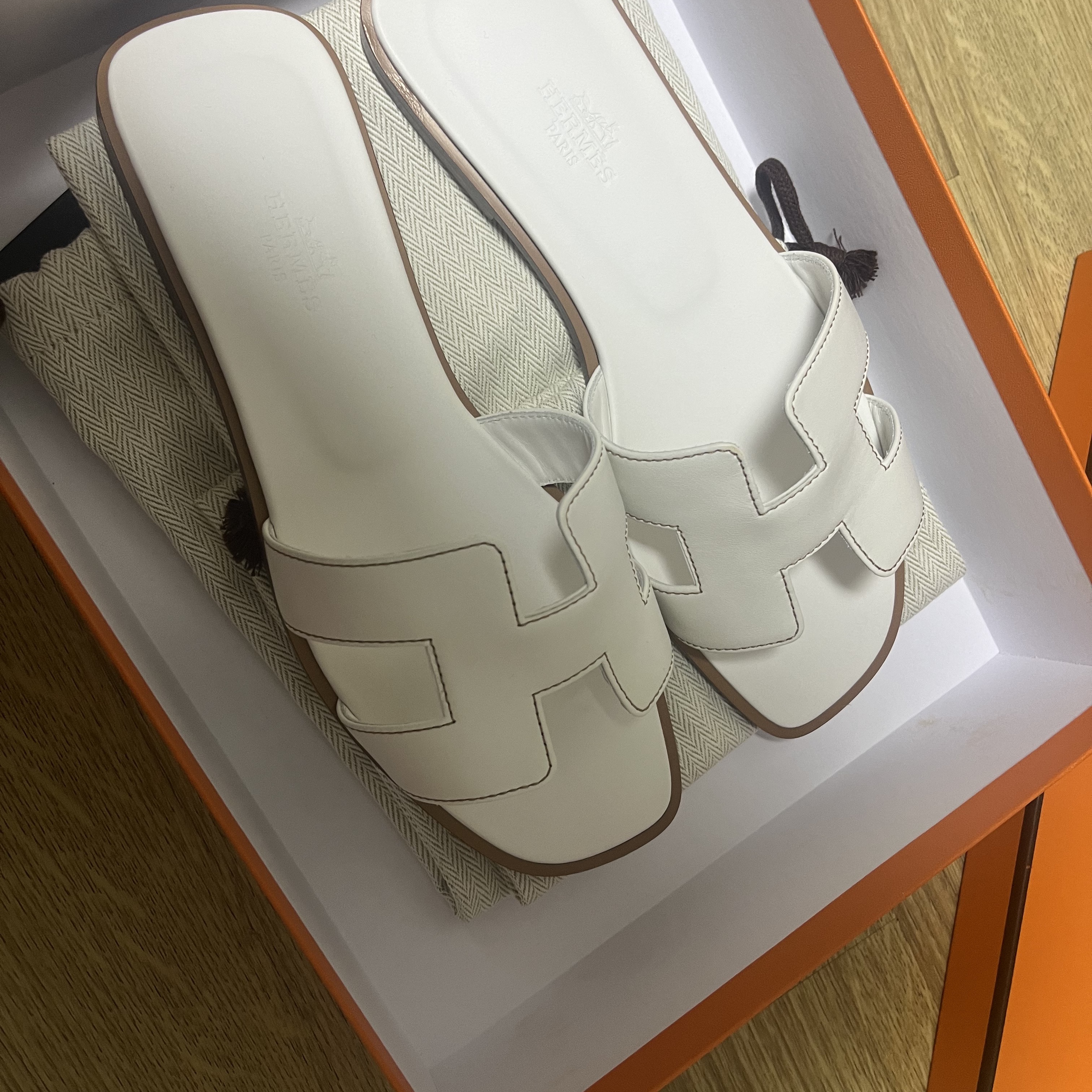 (W) Hermes Oran Sandal Calfskin & Blanc Piqures Havane 착용 스타일 - 2