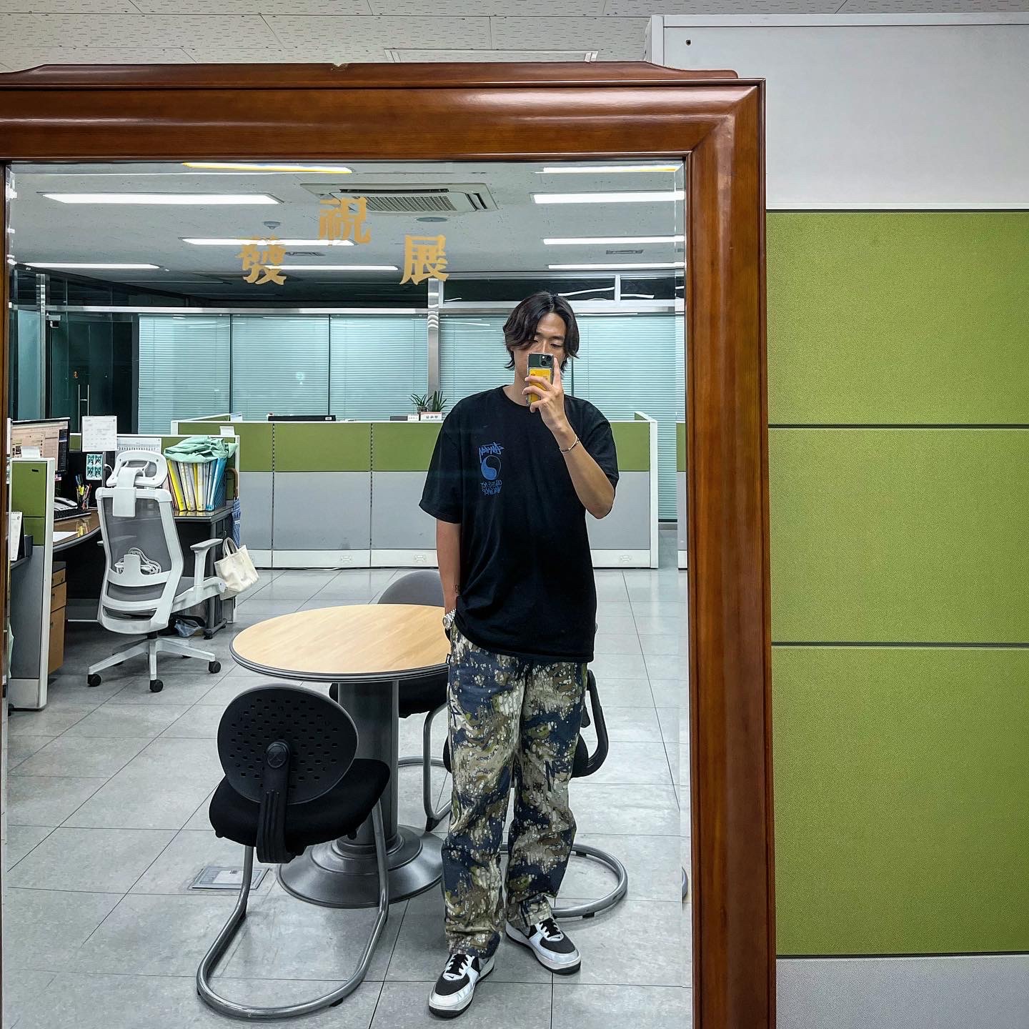 Stussy x Our Legacy Frame Pigment Dyed T-Shirt Black, Stussy Veil Camo Beach Pants Terranea 착용 스타일 - 1