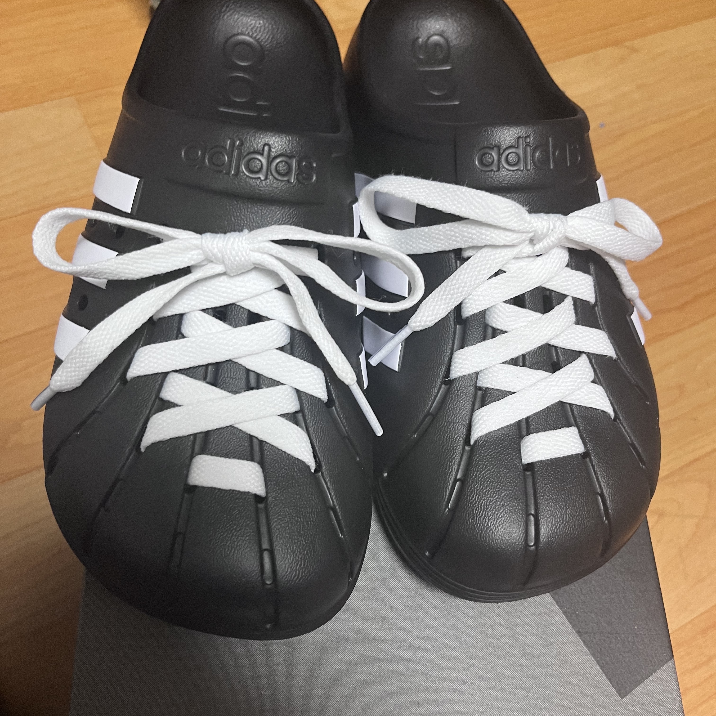 Adidas Adilette Clog Black White 착용 스타일