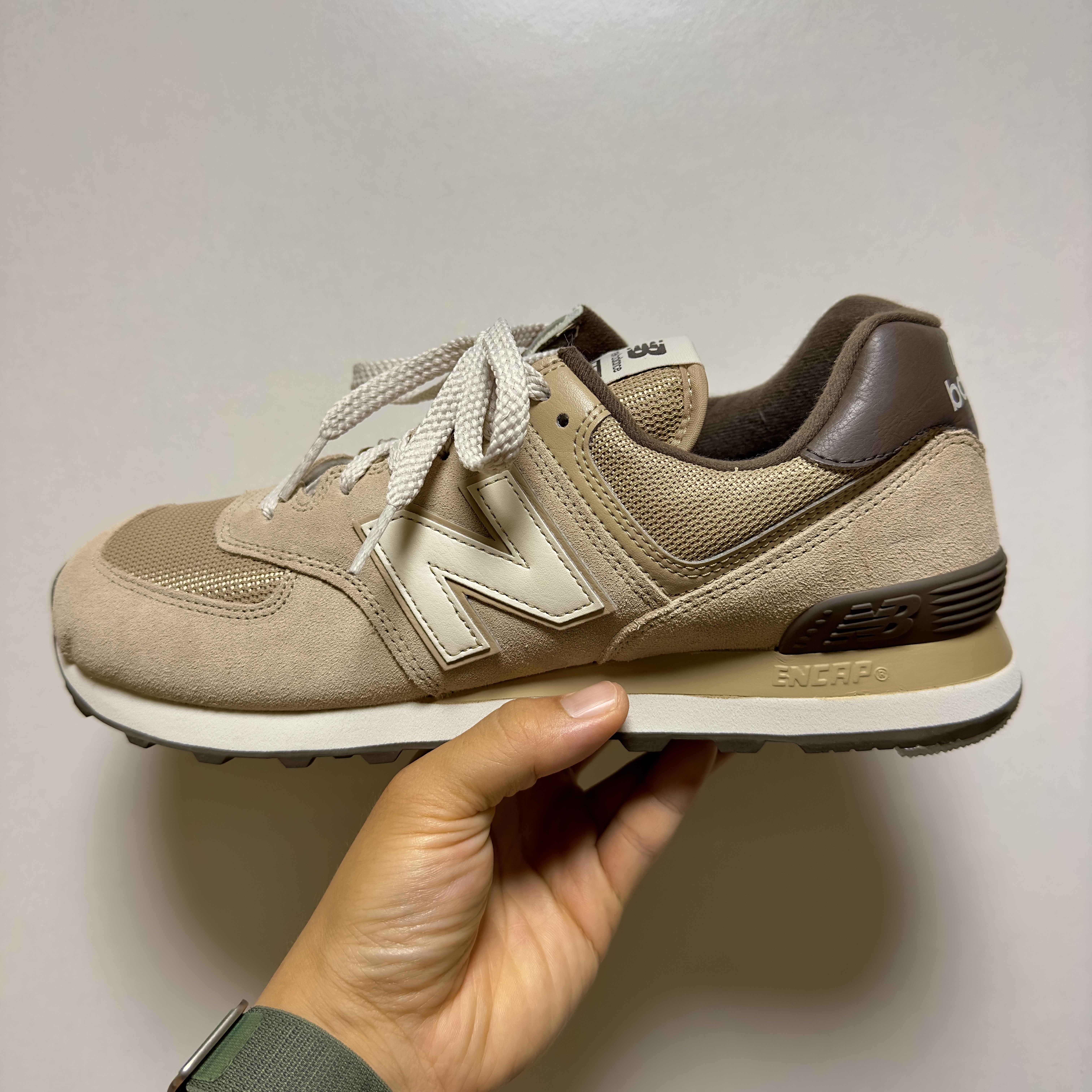 New Balance 574 Brown 착용 스타일 - 3