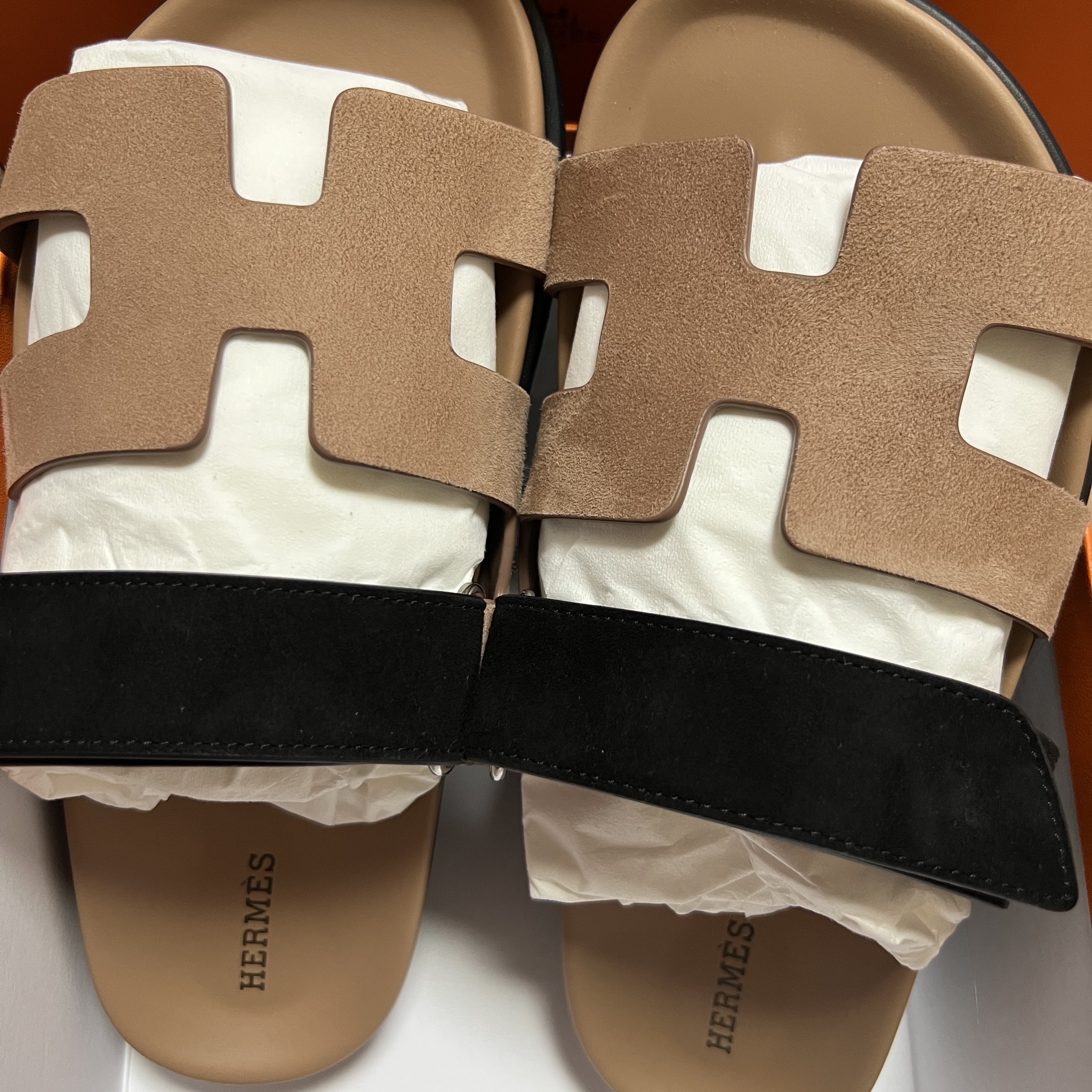 (W) Hermes Chypre Sandal Suede Goatskin & Rose Perle Noir 착용 스타일