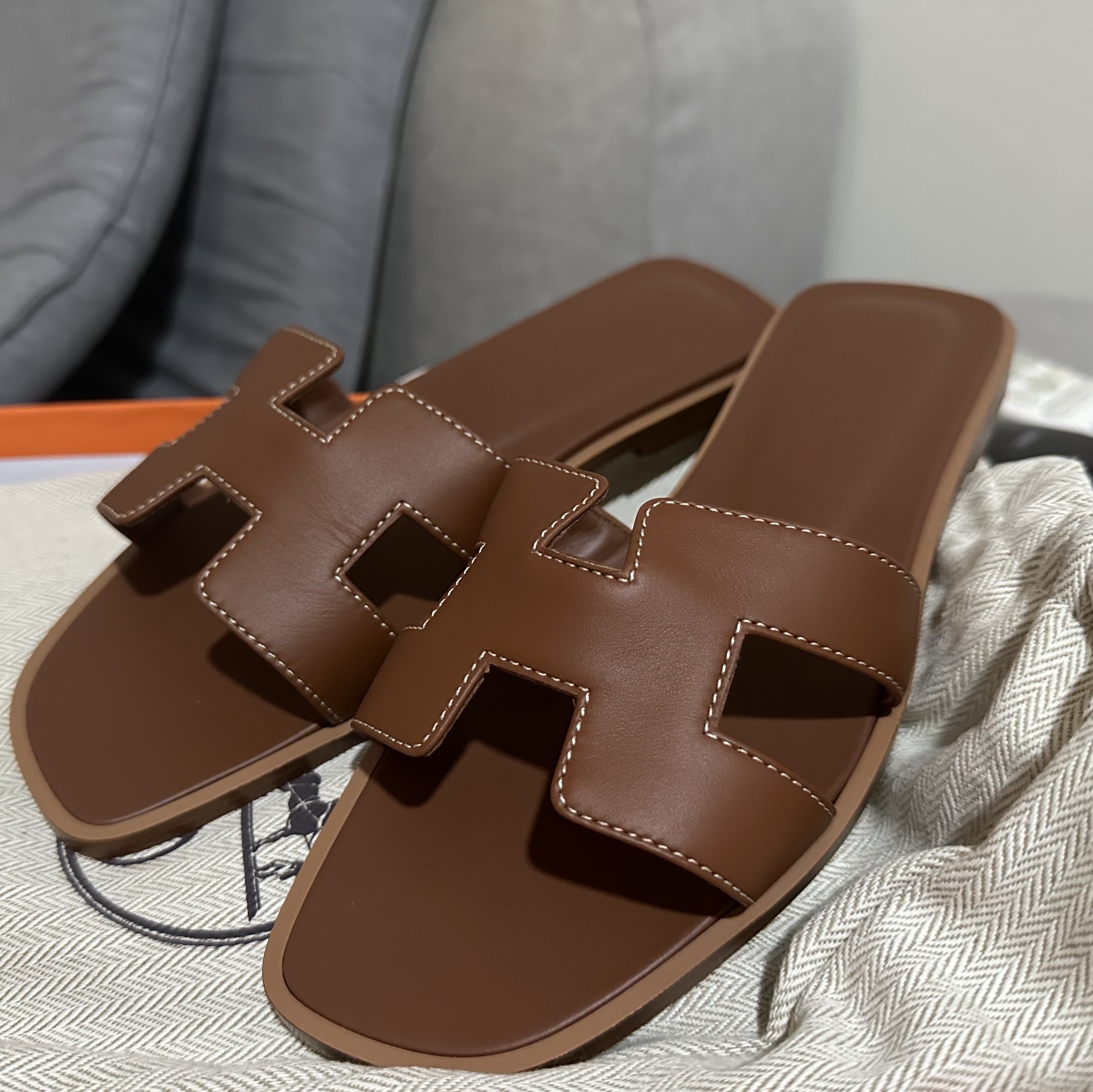 (W) Hermes Oran Sandal Calfskin & Gold Piqures Ecrues 착용 스타일