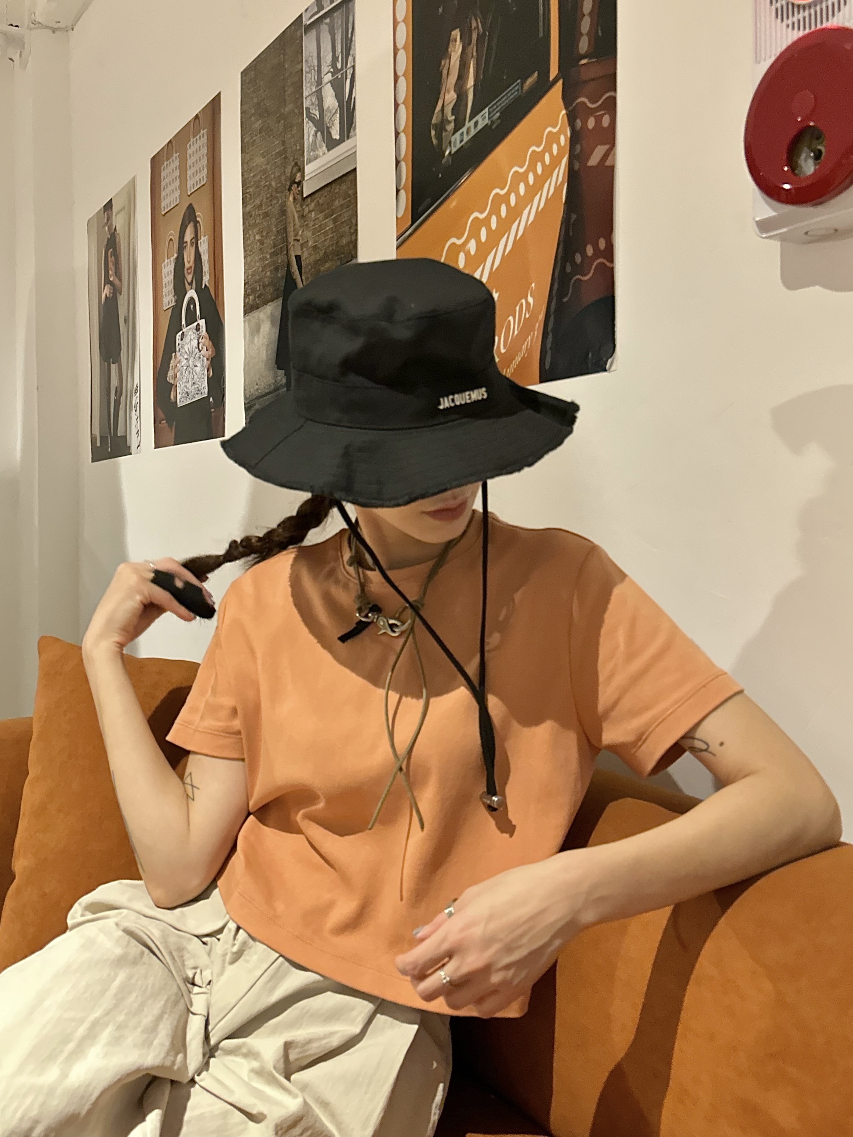 Jacquemus Le Bob Artichaut Bucket Hat Black, (W) Bottega Veneta Puddle Ankle Boots Fondant 착용 스타일 - 1