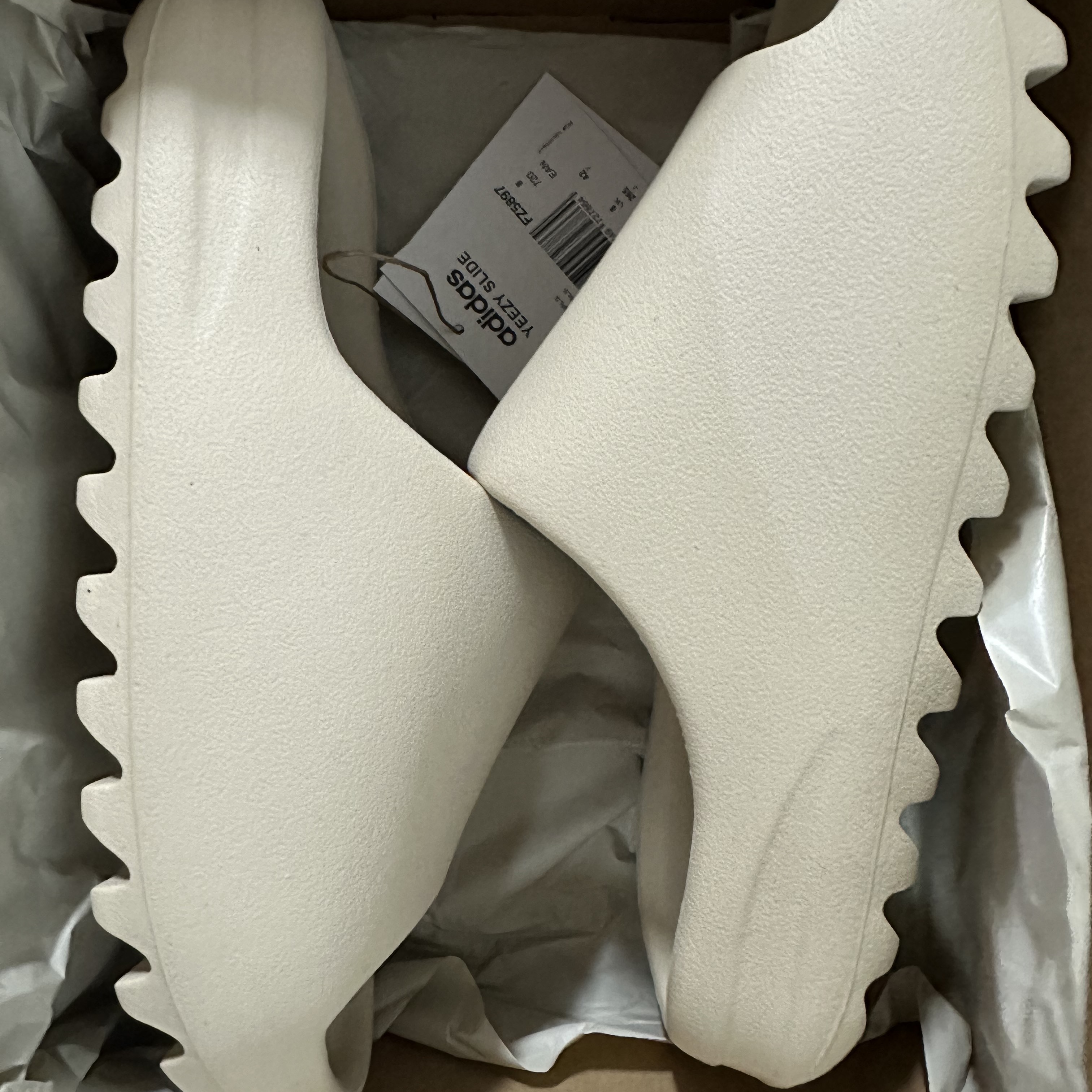 Adidas Yeezy Slide Bone 2022/2023 착용 스타일 - 4