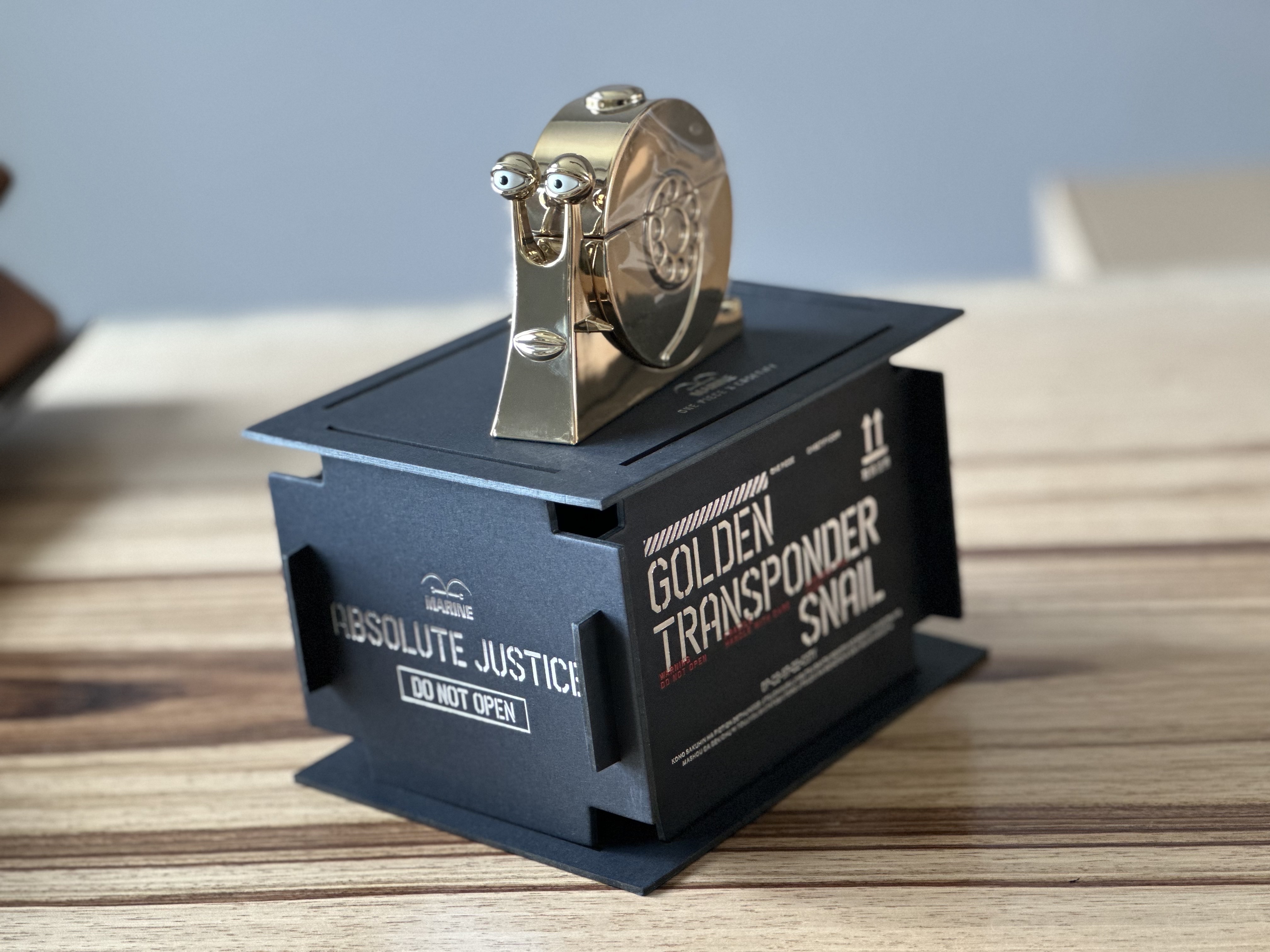 Casetify x One Piece Golden Transponder Snail 3D AirPods Pro 1st/2nd Gen Case Gold 착용 스타일 - 1