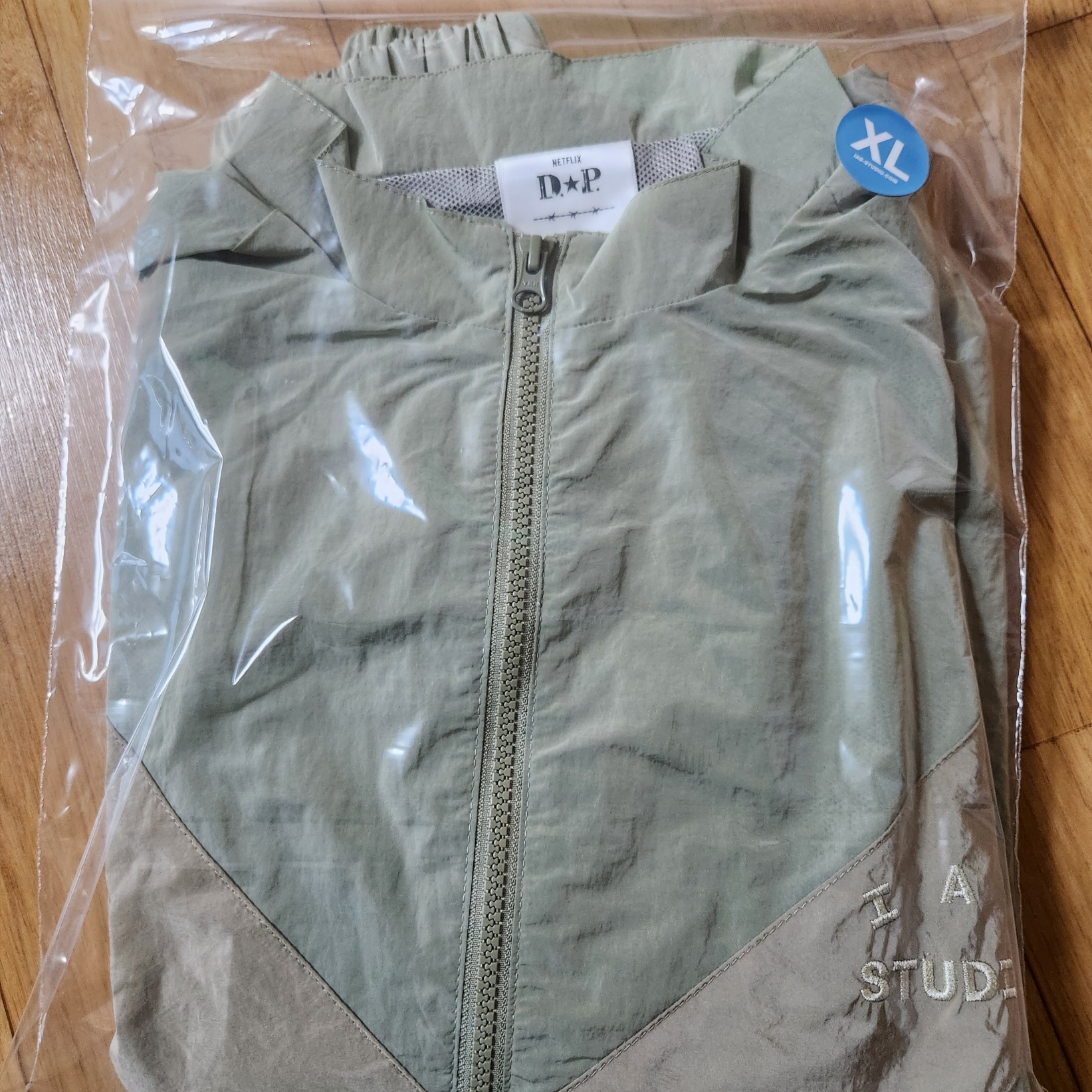 IAB Studio x D.P. Track Top Tea Green Mud 착용 스타일