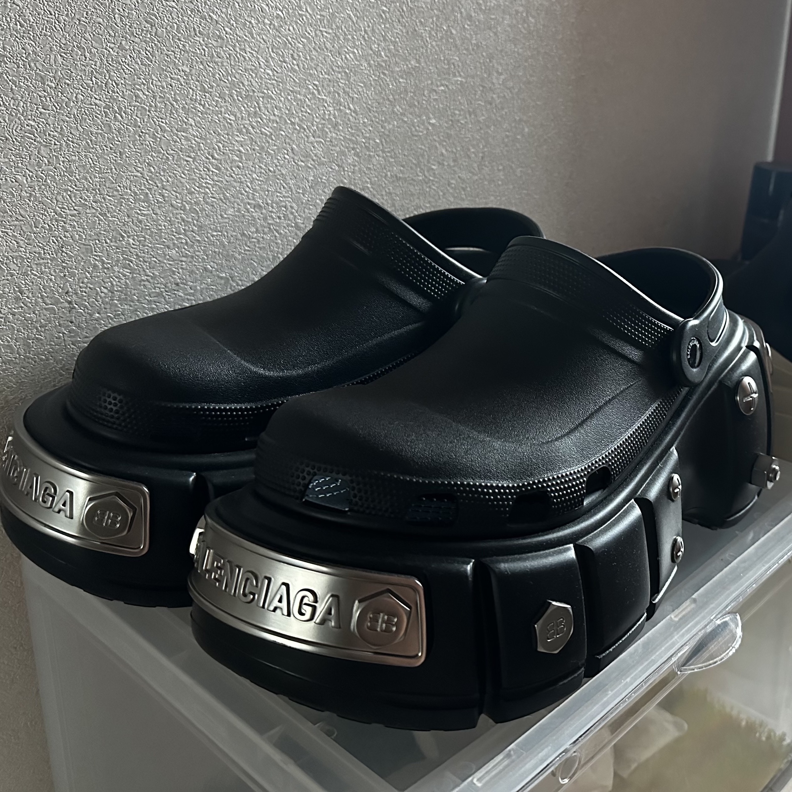 Balenciaga x Crocs Hardcrocs Slide Black 착용 스타일