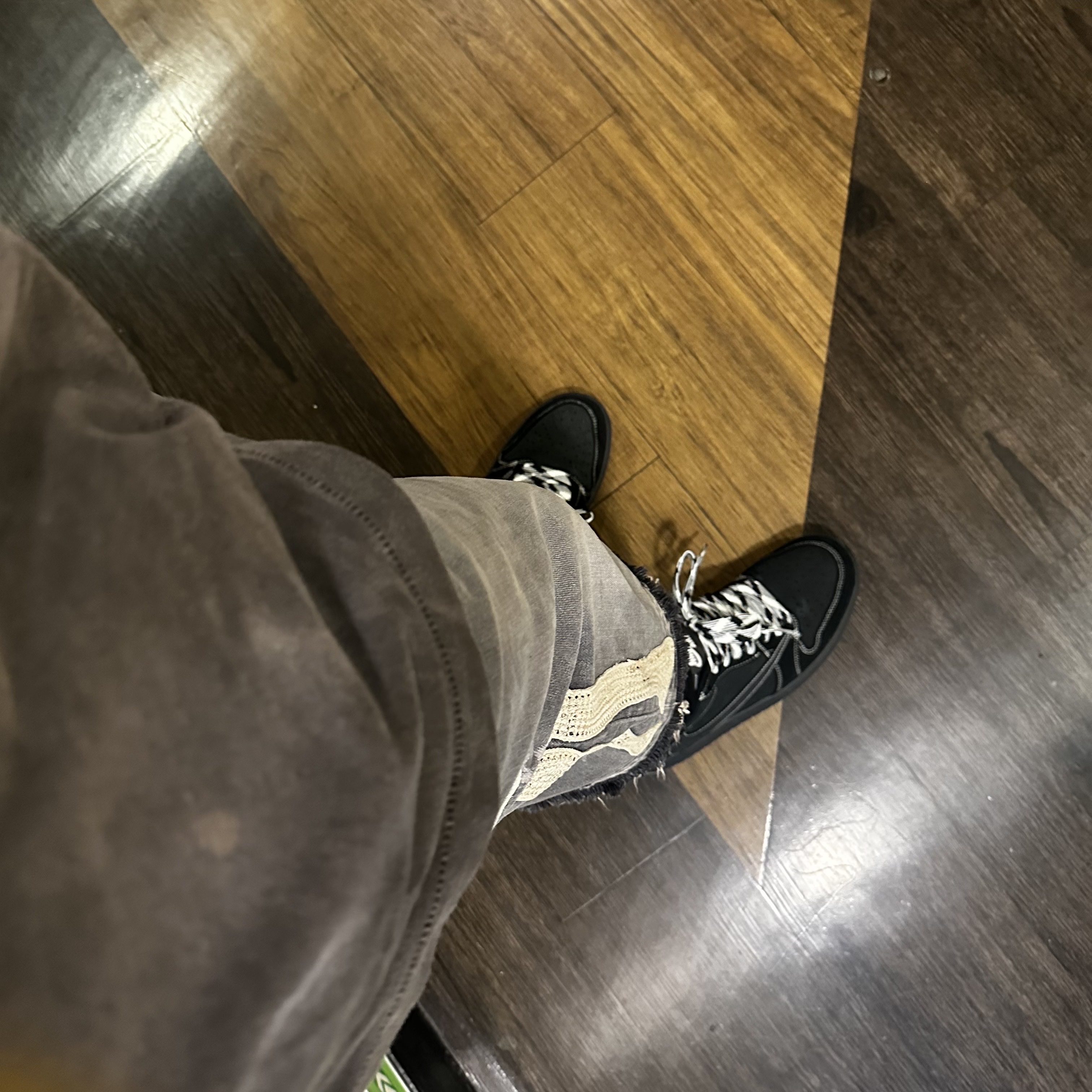 Jordan 1 x Travis Scott Retro Low OG SP Black Phantom, Kapital 14 oz. Denim 5P Bone Embroidery Short Pants Black 착용 스타일 - 1