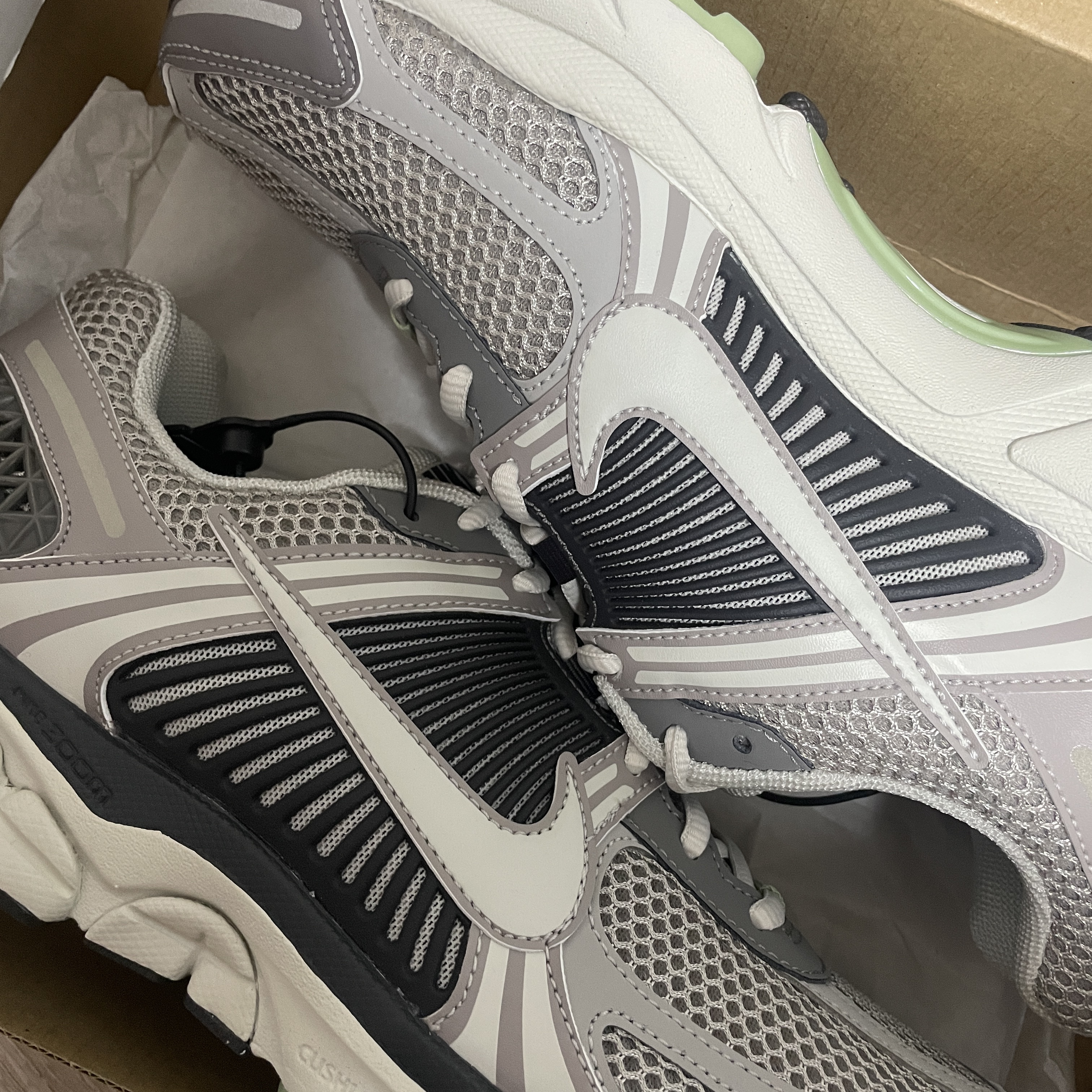 (W) Nike Zoom Vomero 5 Cobblestone and Flat Pewter 착용 스타일 - 1