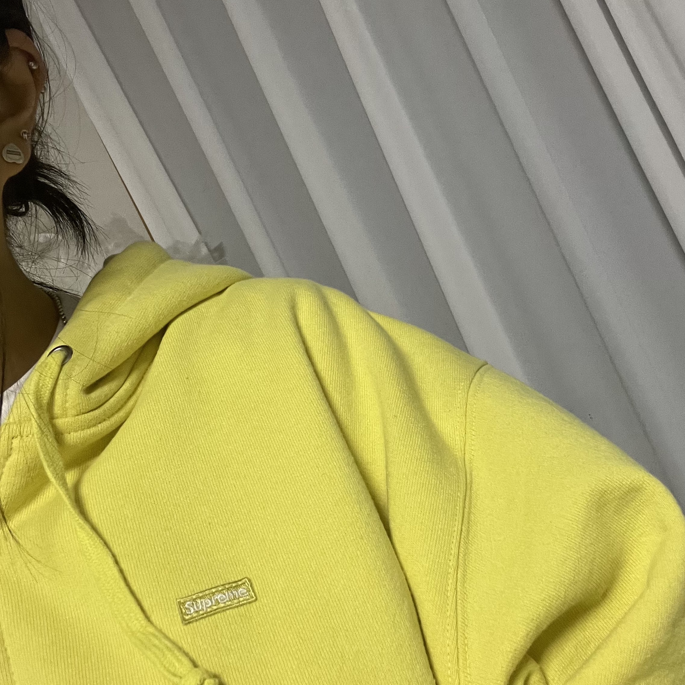 Supreme Small Box Zip Up Hooded Sweatshirt Acid Yellow - 23FW, Supreme x Tiffany & Co. Heart Tag Stud Earrings Silver - 21FW 착용 스타일 - 1
